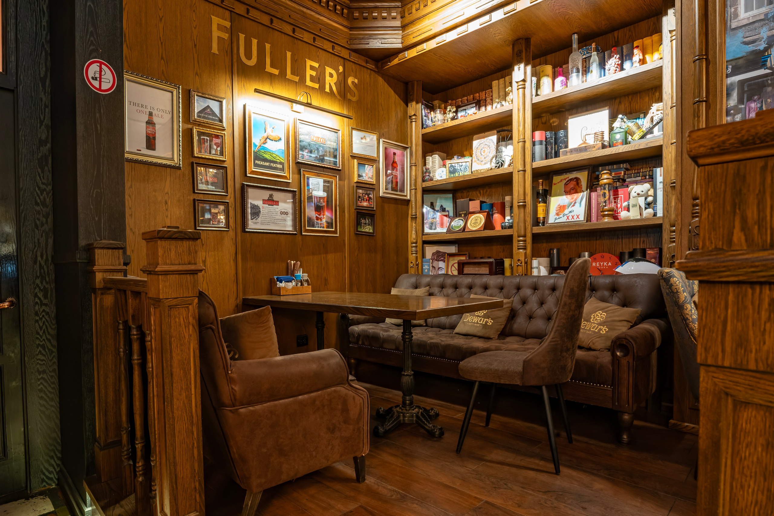 Алматы, Fuller's Pheasant Feather — первый паб сети Fuller's в Алматы, апрель 2025. Интерьерный фотограф Алматы