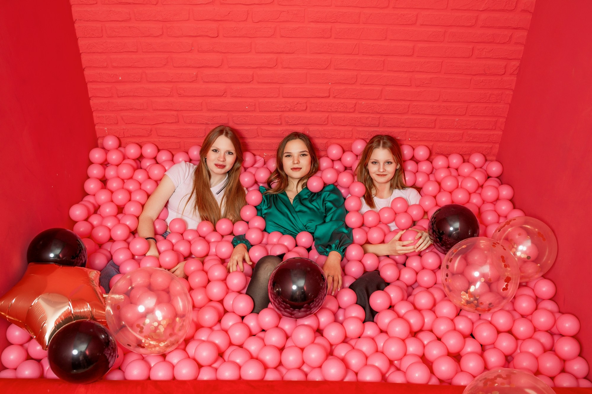 Яркая фотосессия в студии: 7 школа 9 м. СИГМА | Студия выпускных альбомов Красноярск