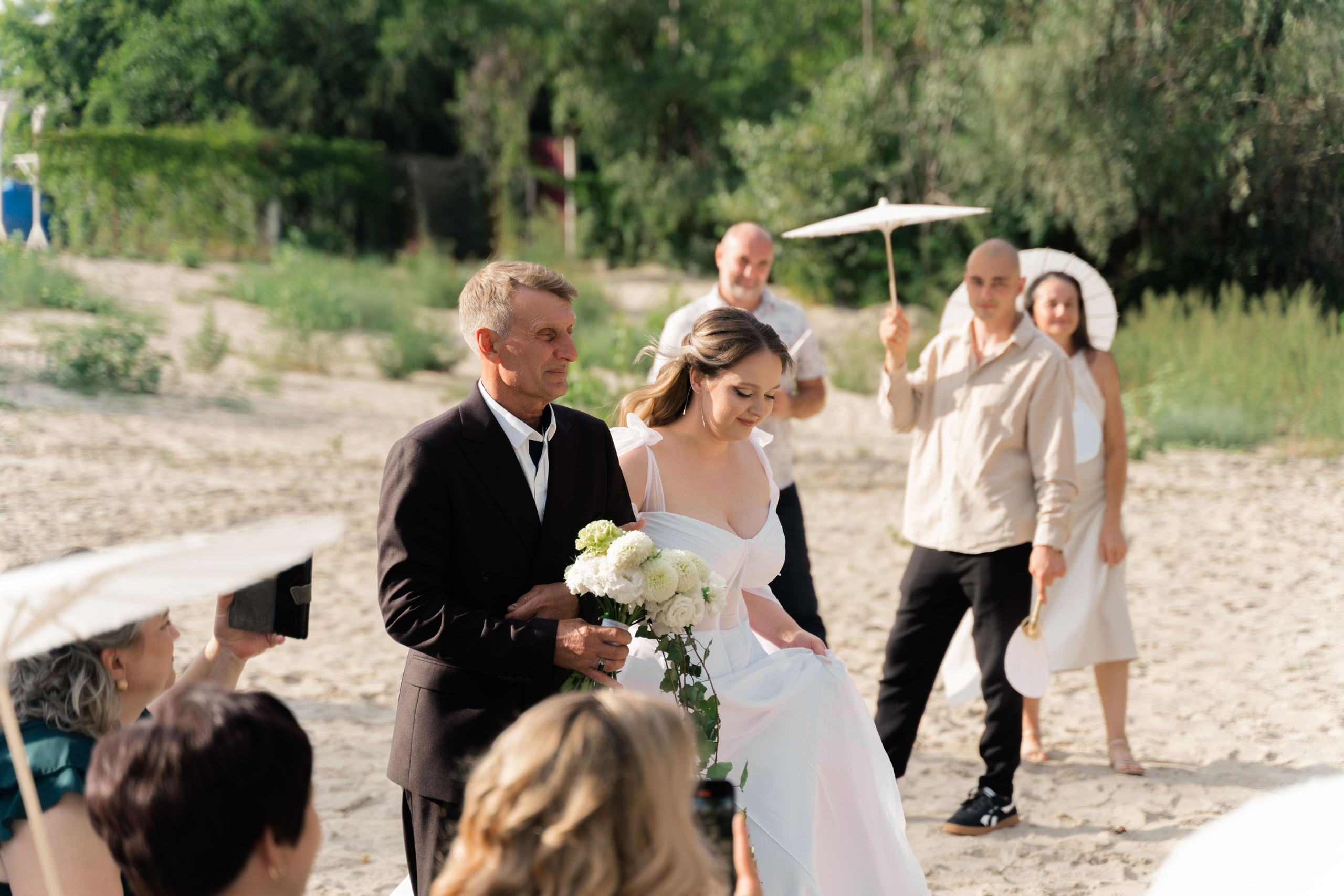 фотосессия выхода невесты с папой на выездной регистрации