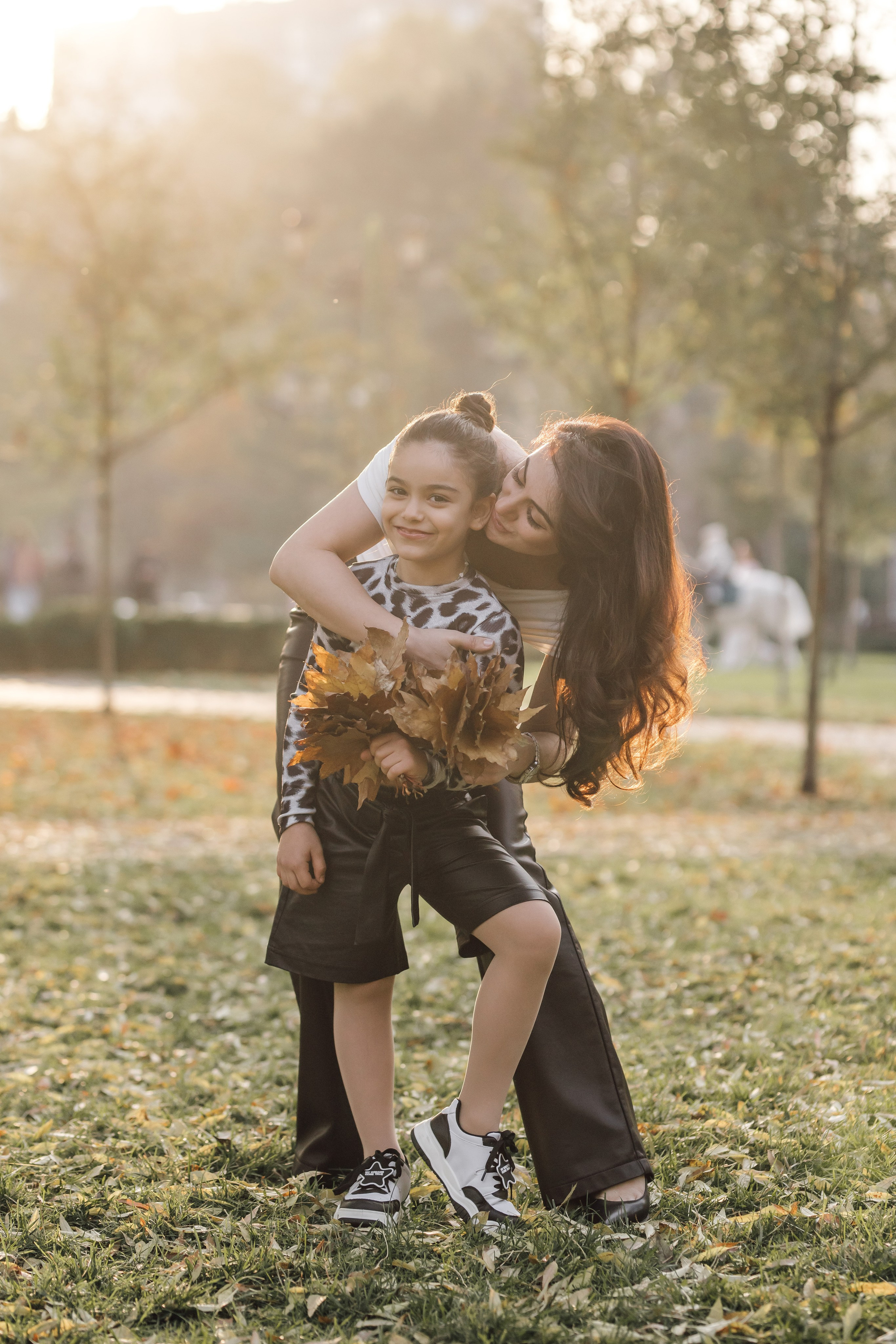 Мама и дочь, осенняя городская прогулка. Фотохудожник Наталия Кирсанова