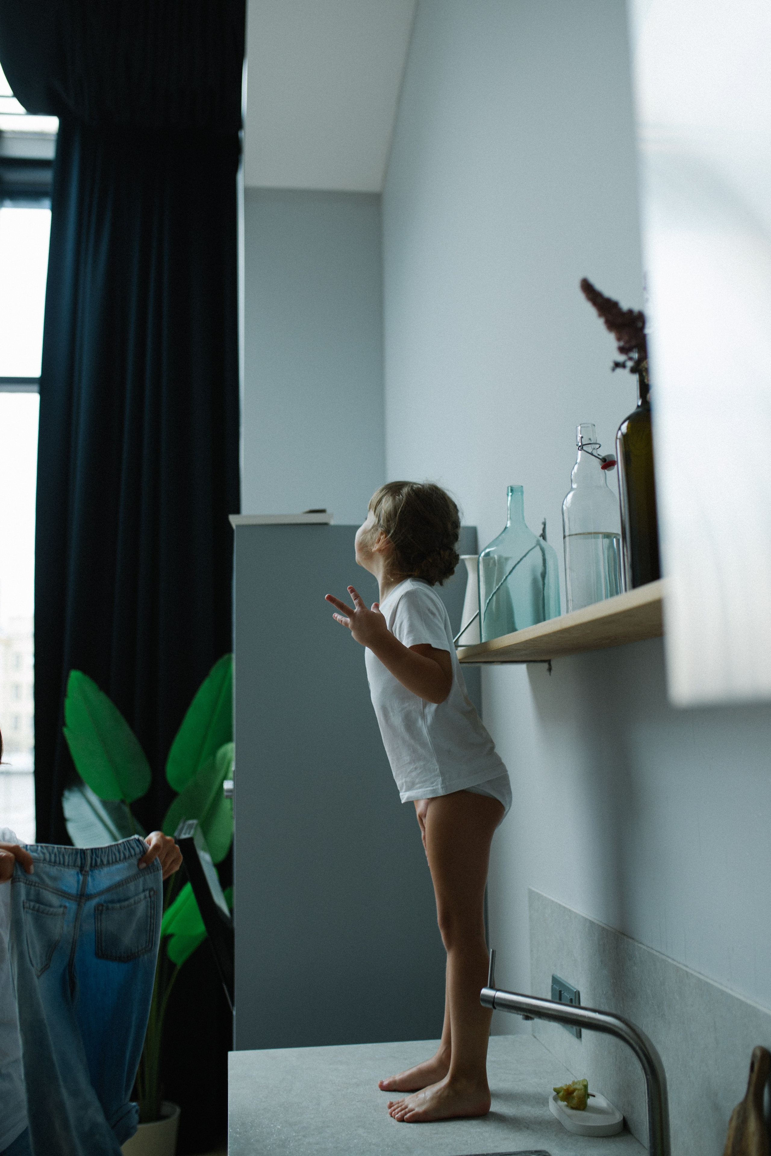 Купание с танцами на столе. Фотограф Оля Батист