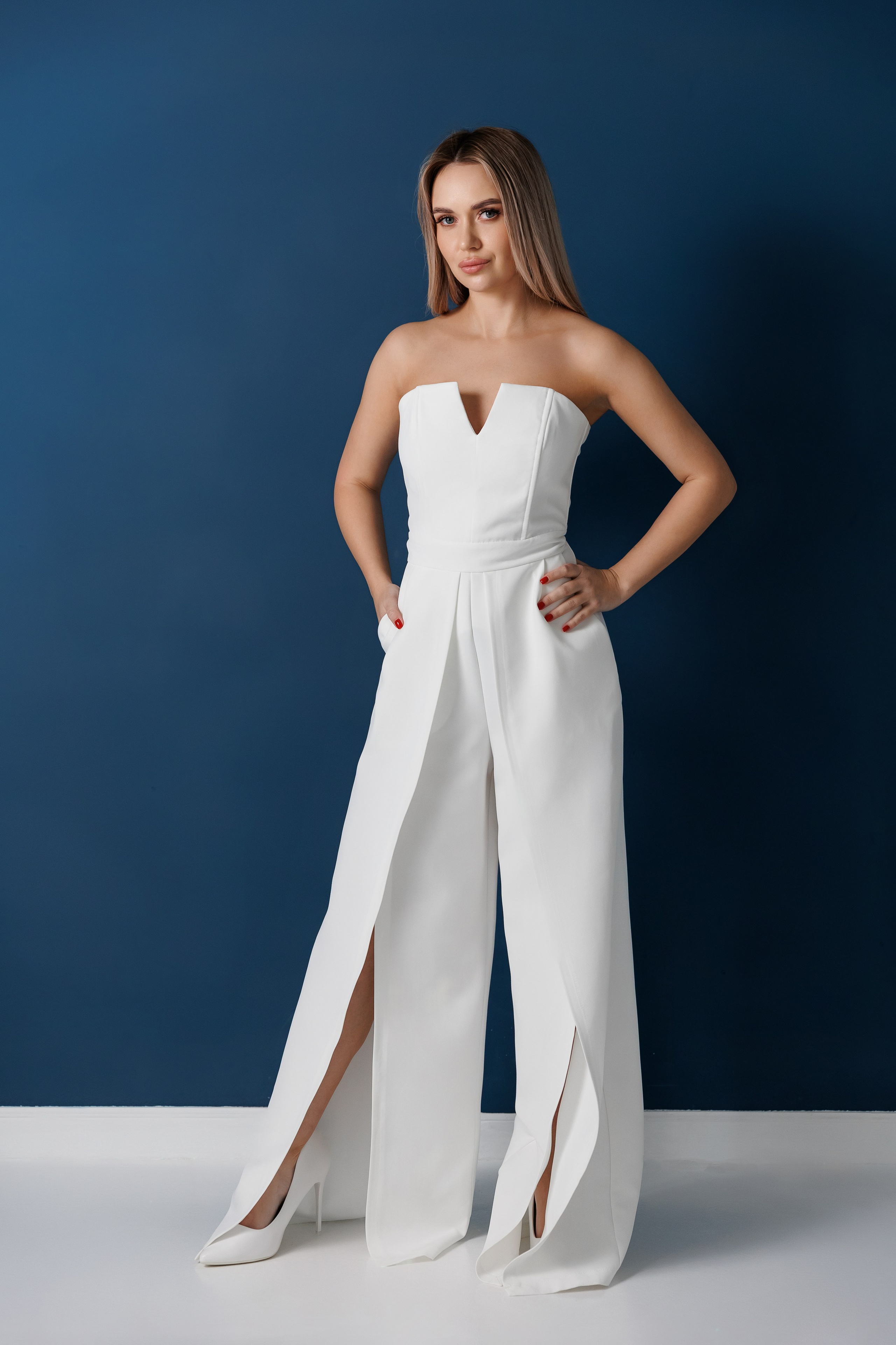 Комбинезон корсетный с разрезами . Размер 44 , на рост до 170 см .