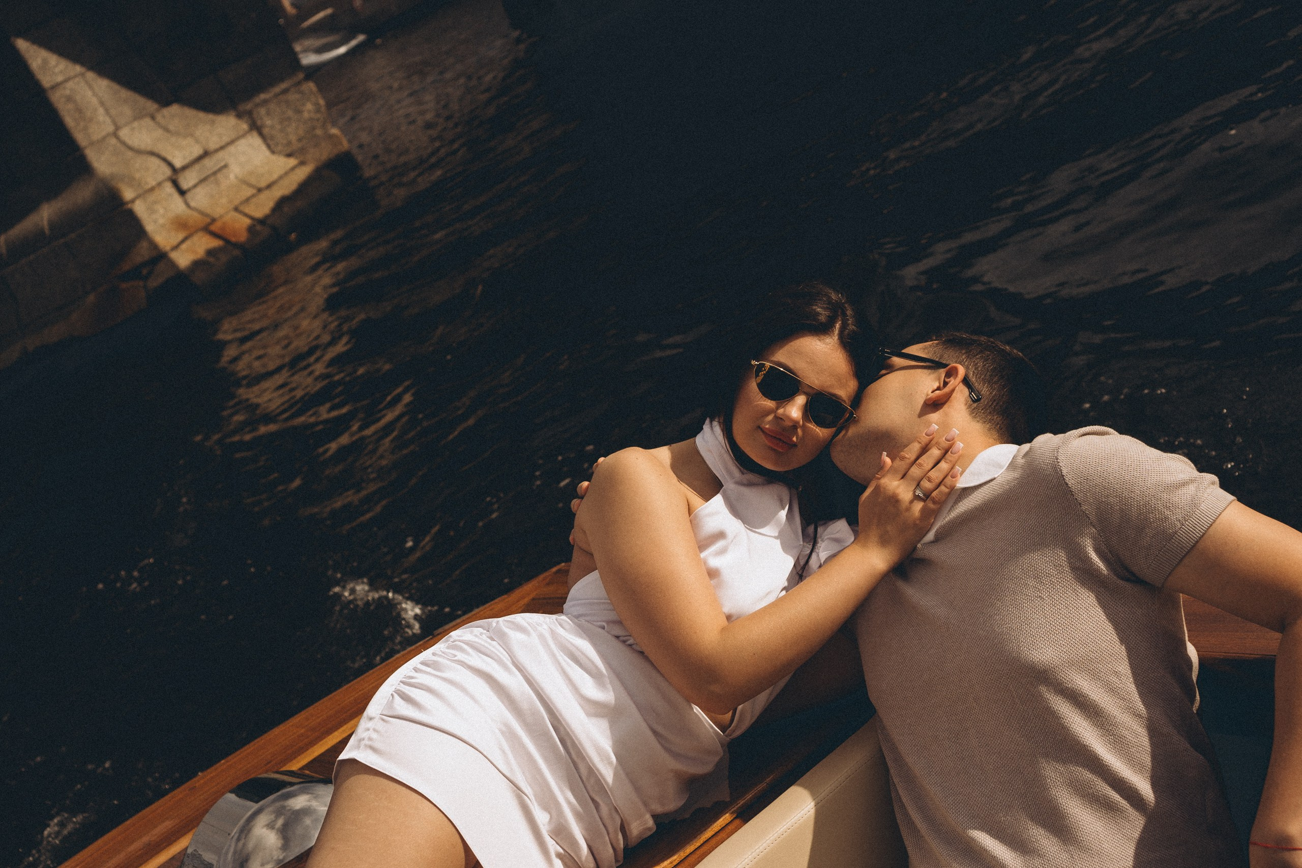 СВАДЕНБНАЯ СЬЕМКА НА КАТЕРЕ ПО КАНАЛАМ САНКТ-ПЕТЕРБУРГА И В АКВАТОРИИ НЕВЫ. Профессиональный фотограф, Санкт-Петербург — Виктория Богомолова