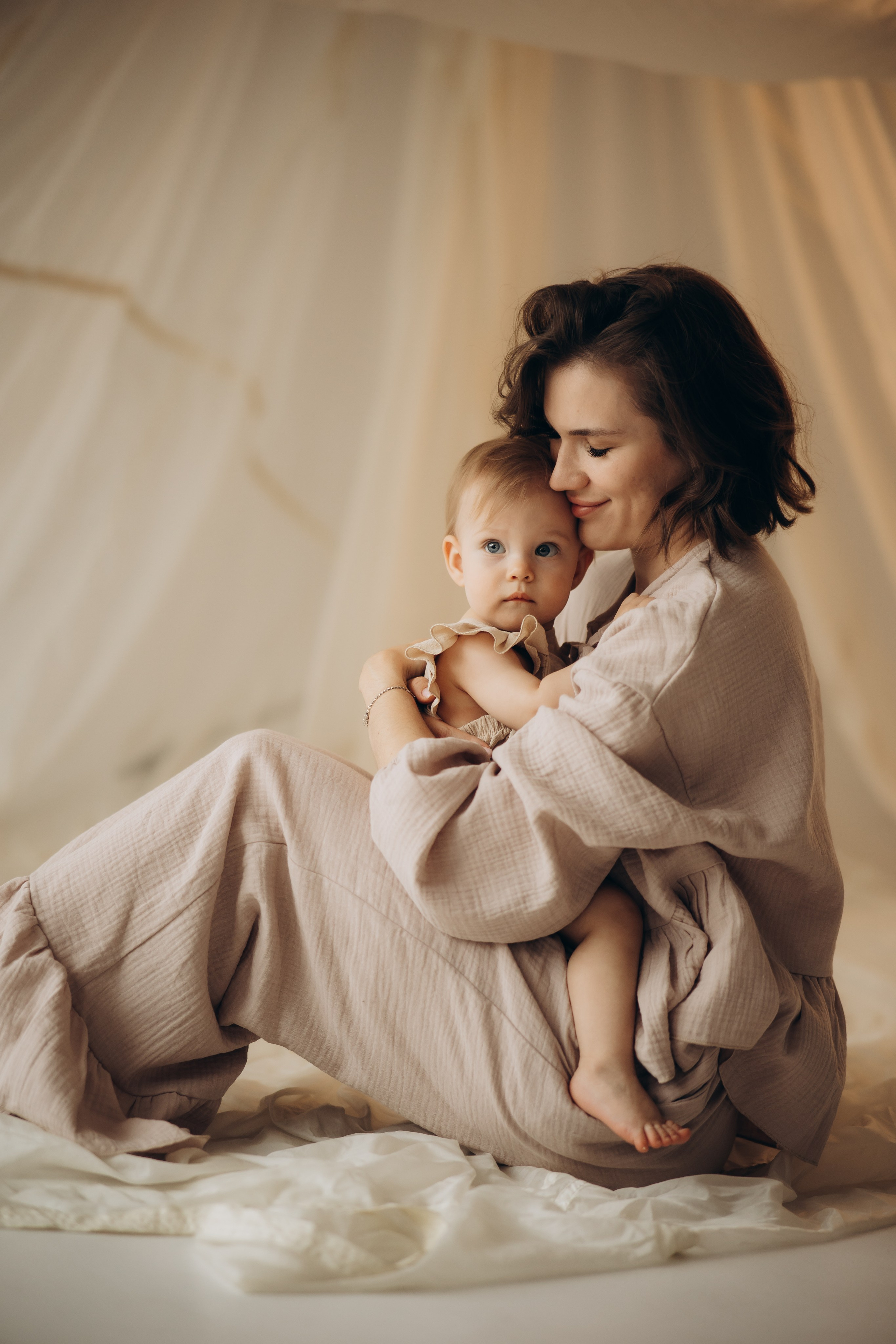 Фотосессия в тканях: мама и малышка. Семейный фотограф Москва Юлиана Фетисова