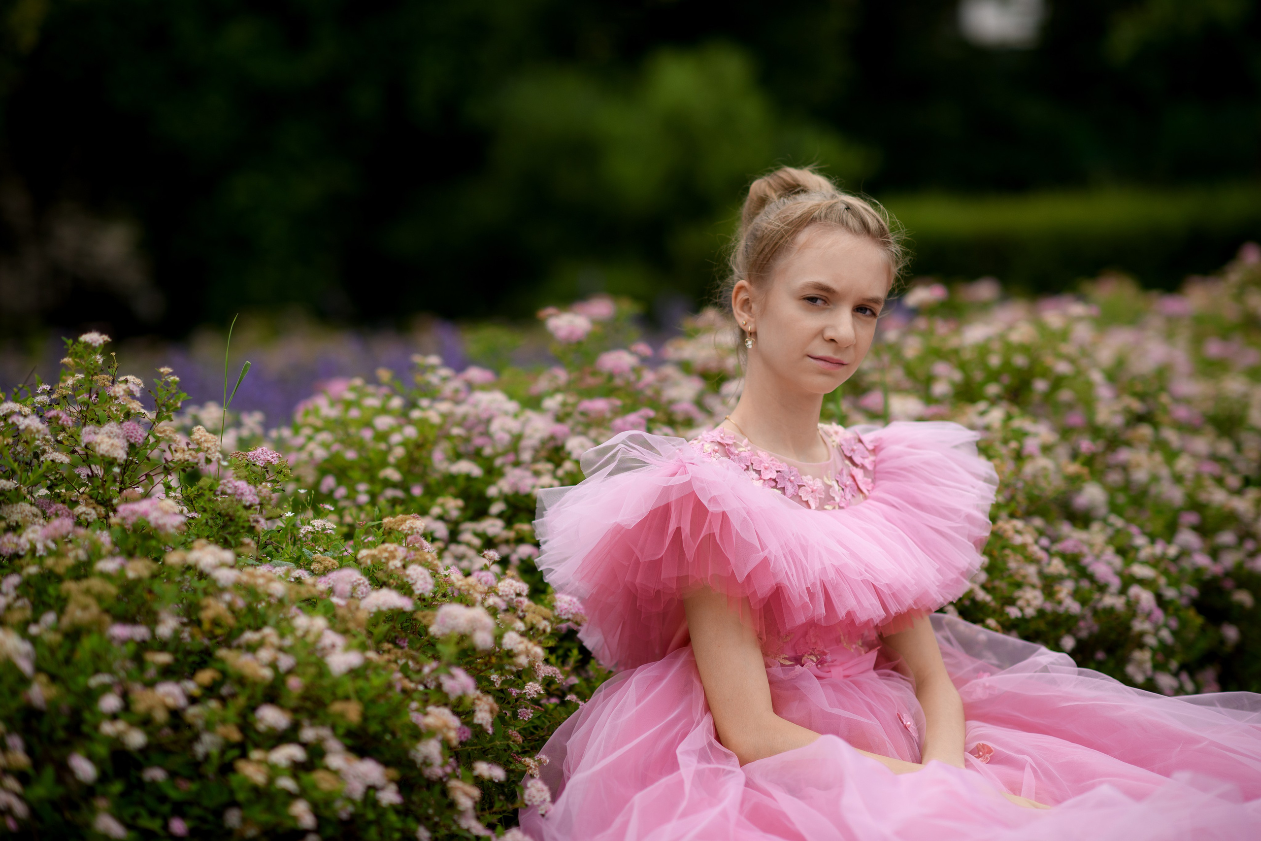 В цветущем чубушнике в саду имени Баумана. Главная