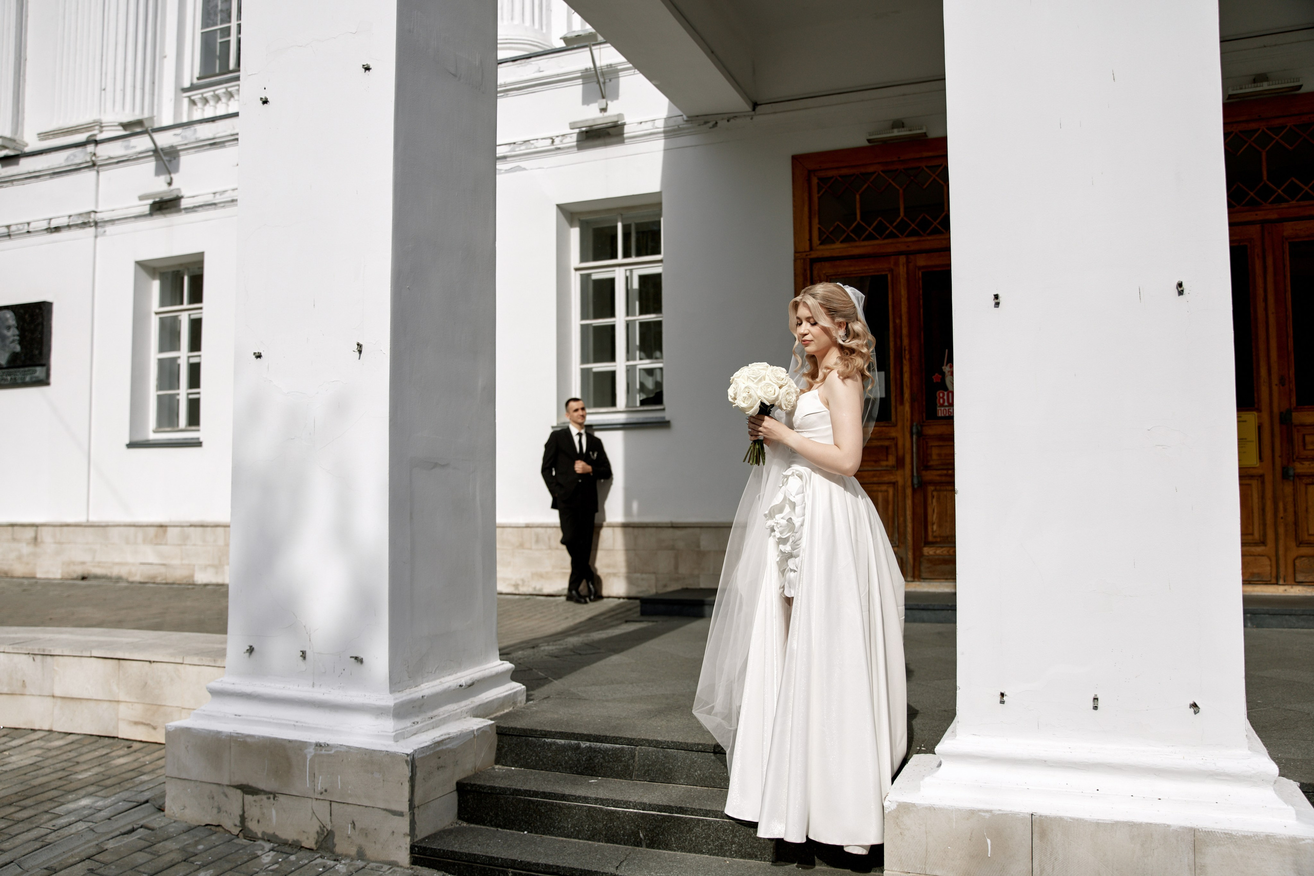 Свадебная фотография у Дворца книги в Ульяновске. Фотограф Орешина Елена