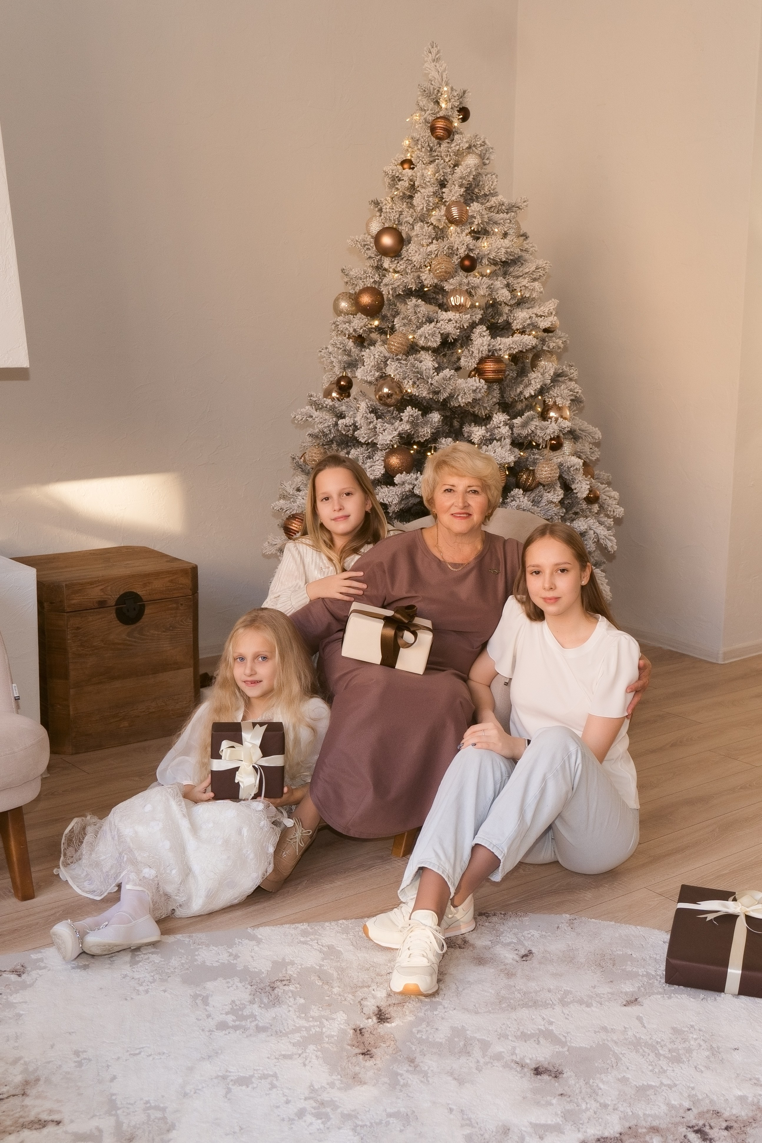 Бабушка и внуки. Nadia Fay