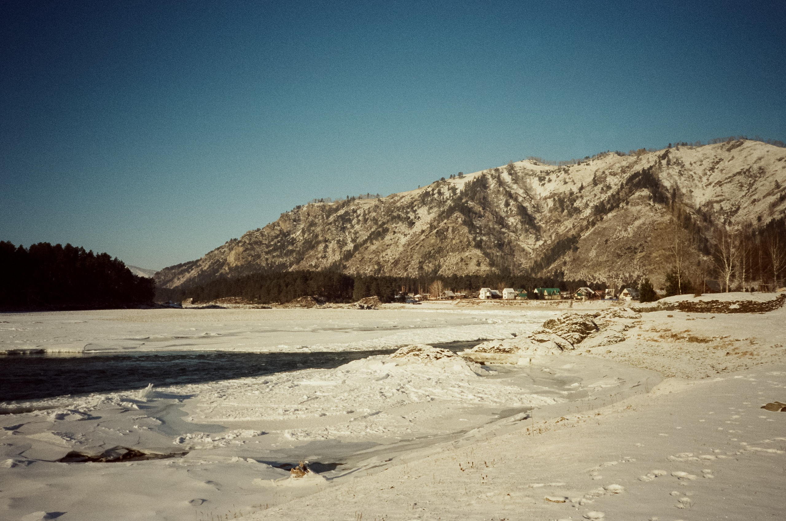 Утро в Манжероке и кафе-автобус Coffee Bus на Чемальском тракте. Фотограф-документалист Мария Осокина