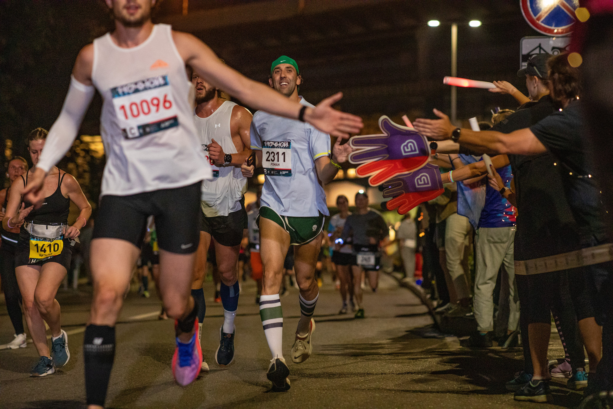Ночной забег в ленте фотографий бегунов 03.08.24. Фотограф Сергей Ловкий