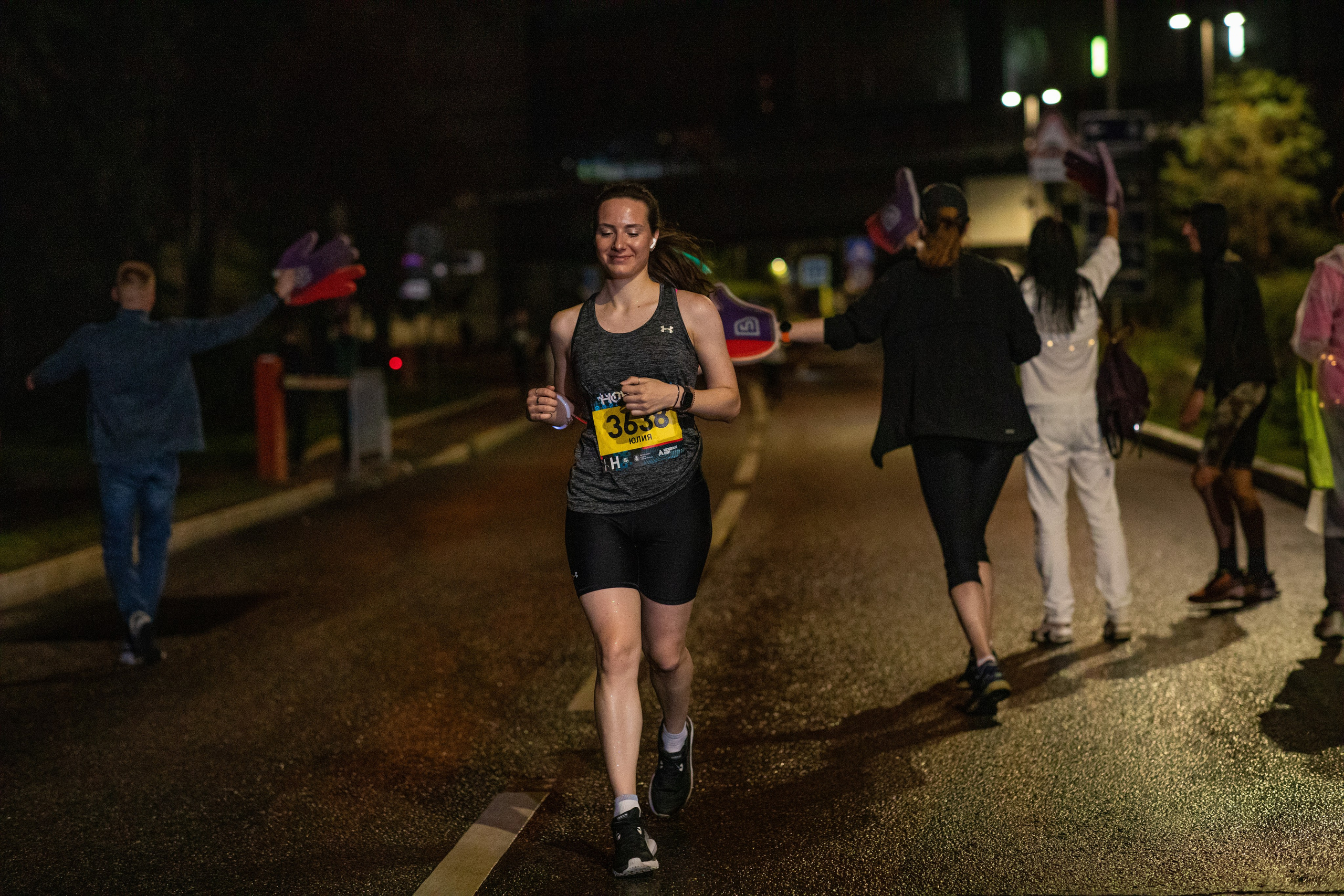 Ночной забег в ленте фотографий бегунов 03.08.24. Фотограф Сергей Ловкий