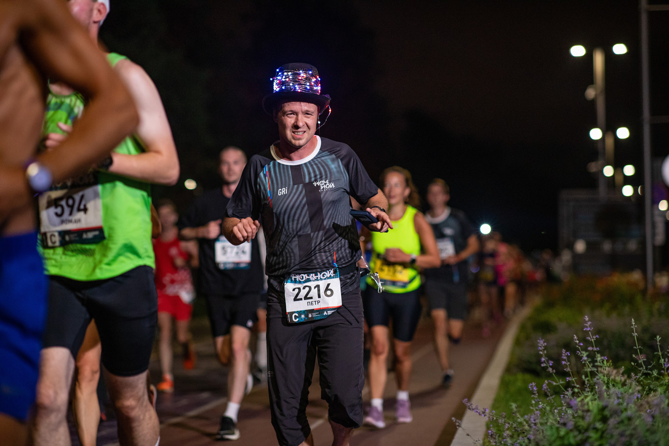 Ночной забег в ленте фотографий бегунов 03.08.24. Фотограф Сергей Ловкий