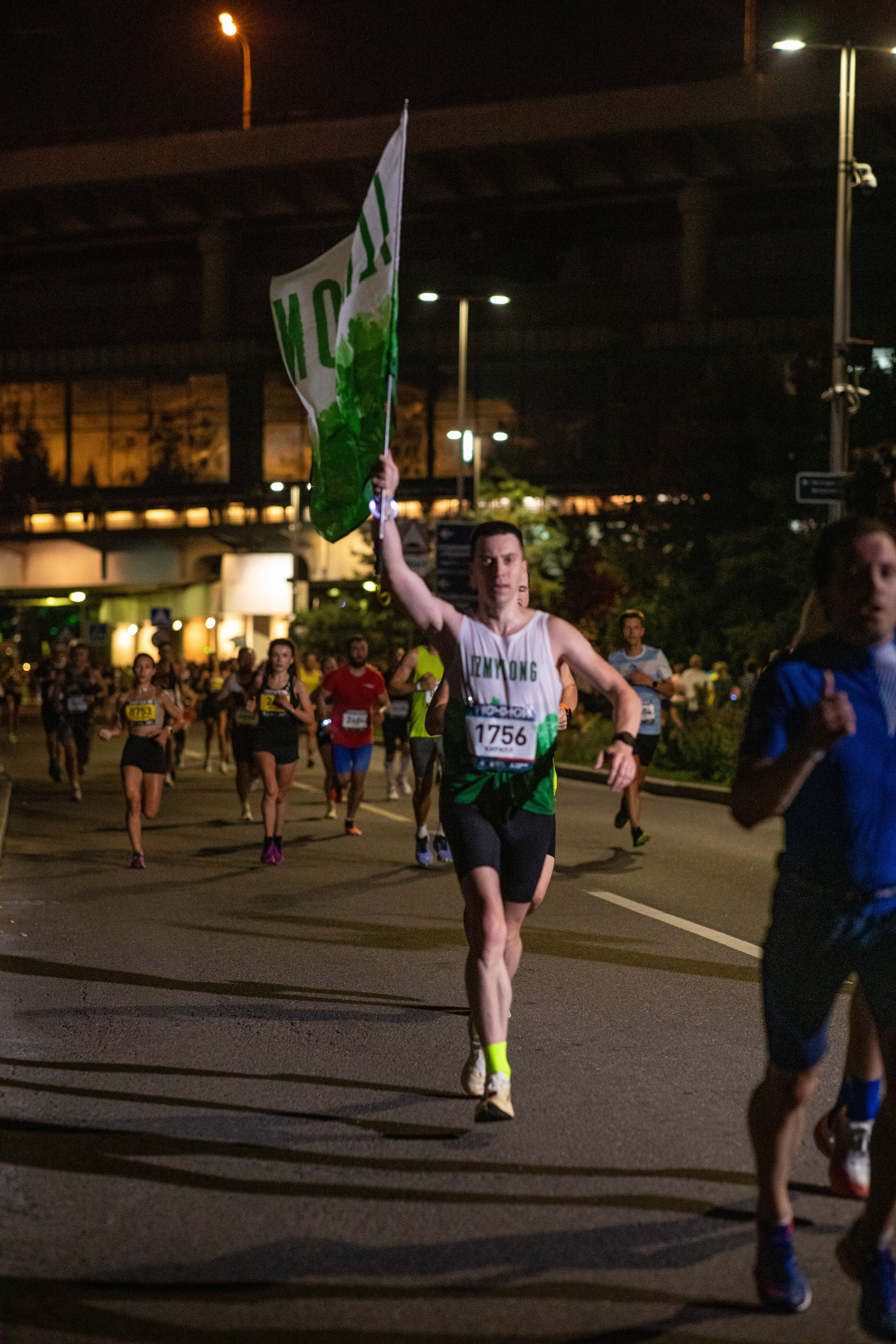 Ночной забег в ленте фотографий бегунов 03.08.24. Фотограф Сергей Ловкий