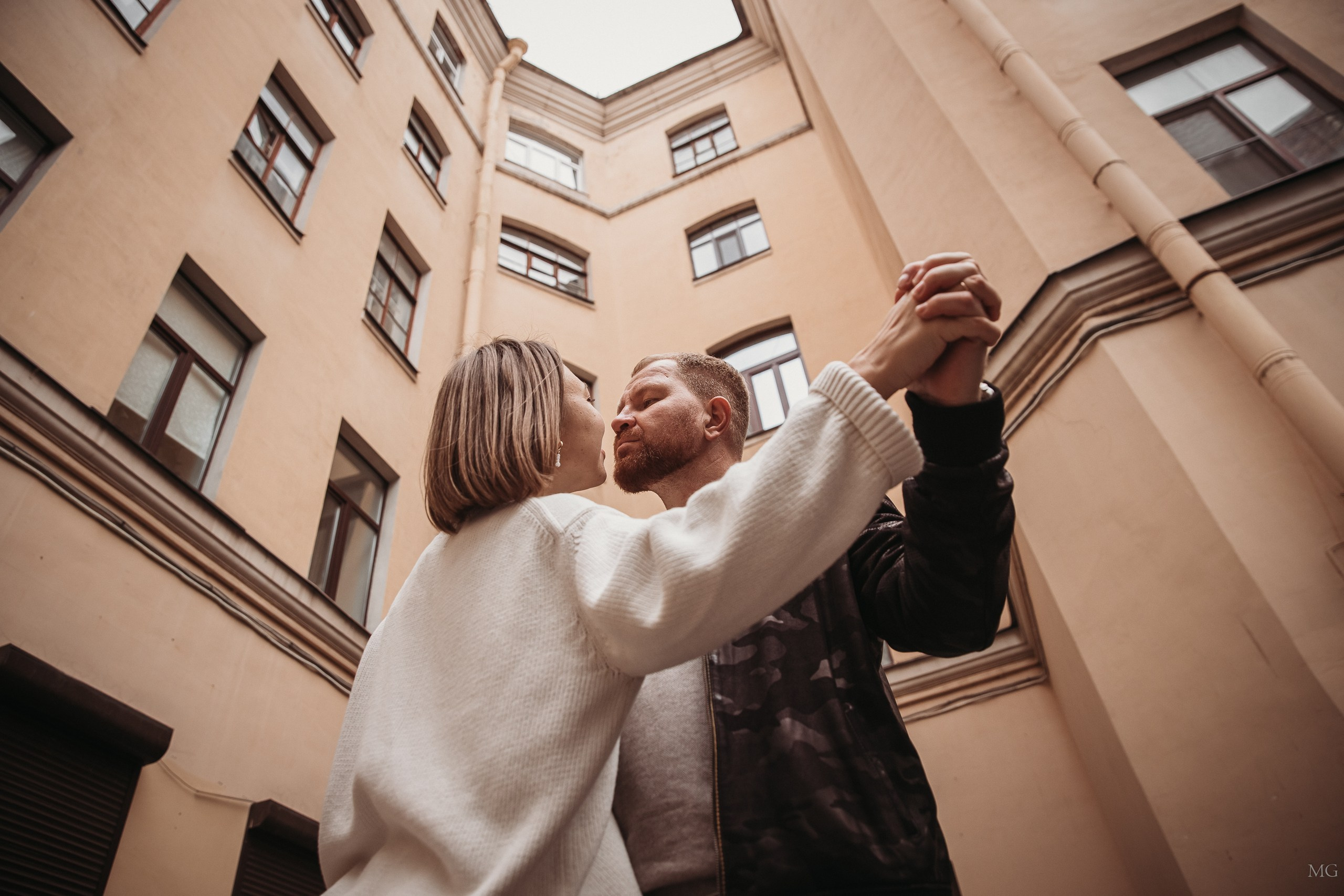 Влюбленные целуются во дворе - колодце в Петербурге