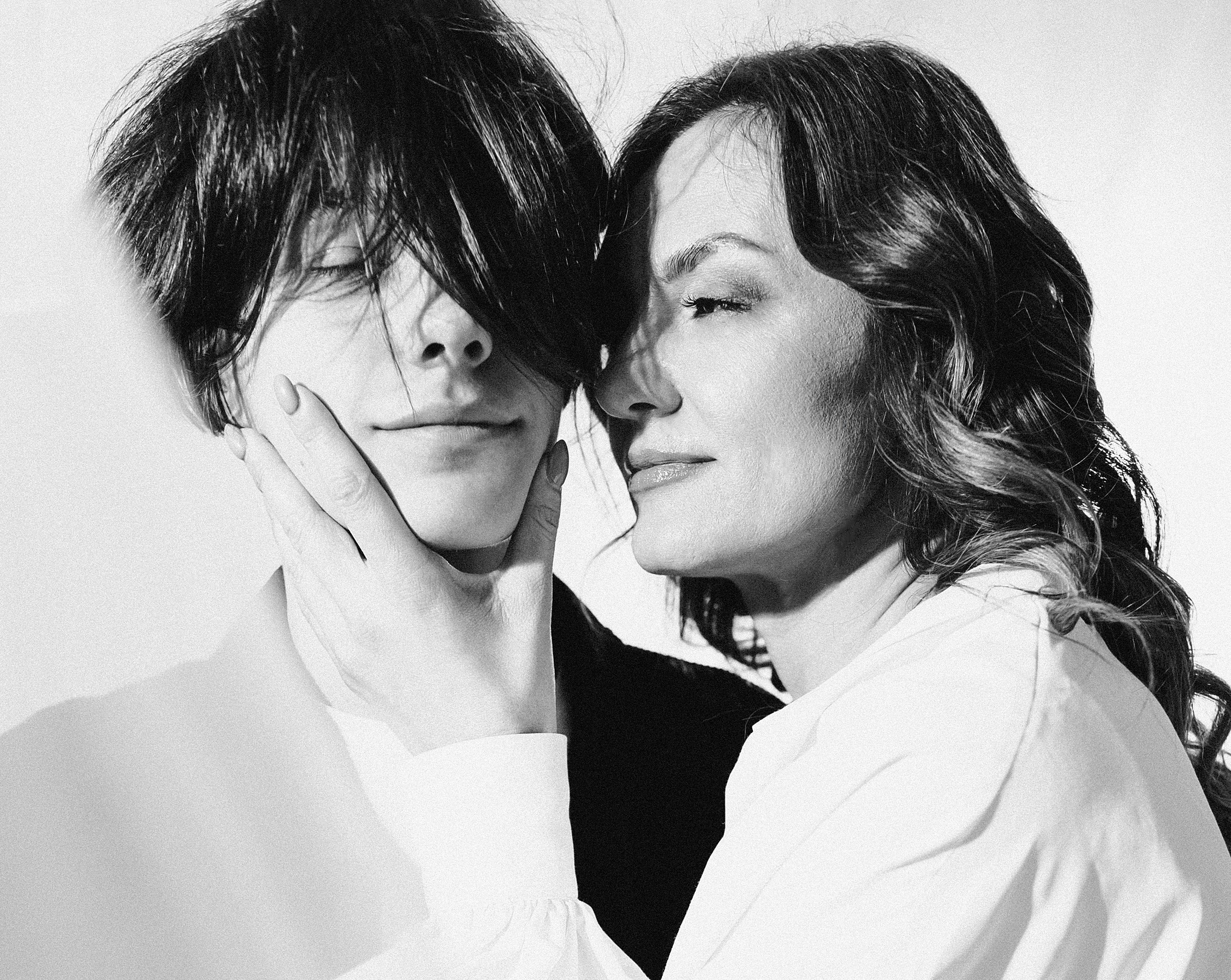 Семейная фотосессия мамы с сыном в студии Новосибирска