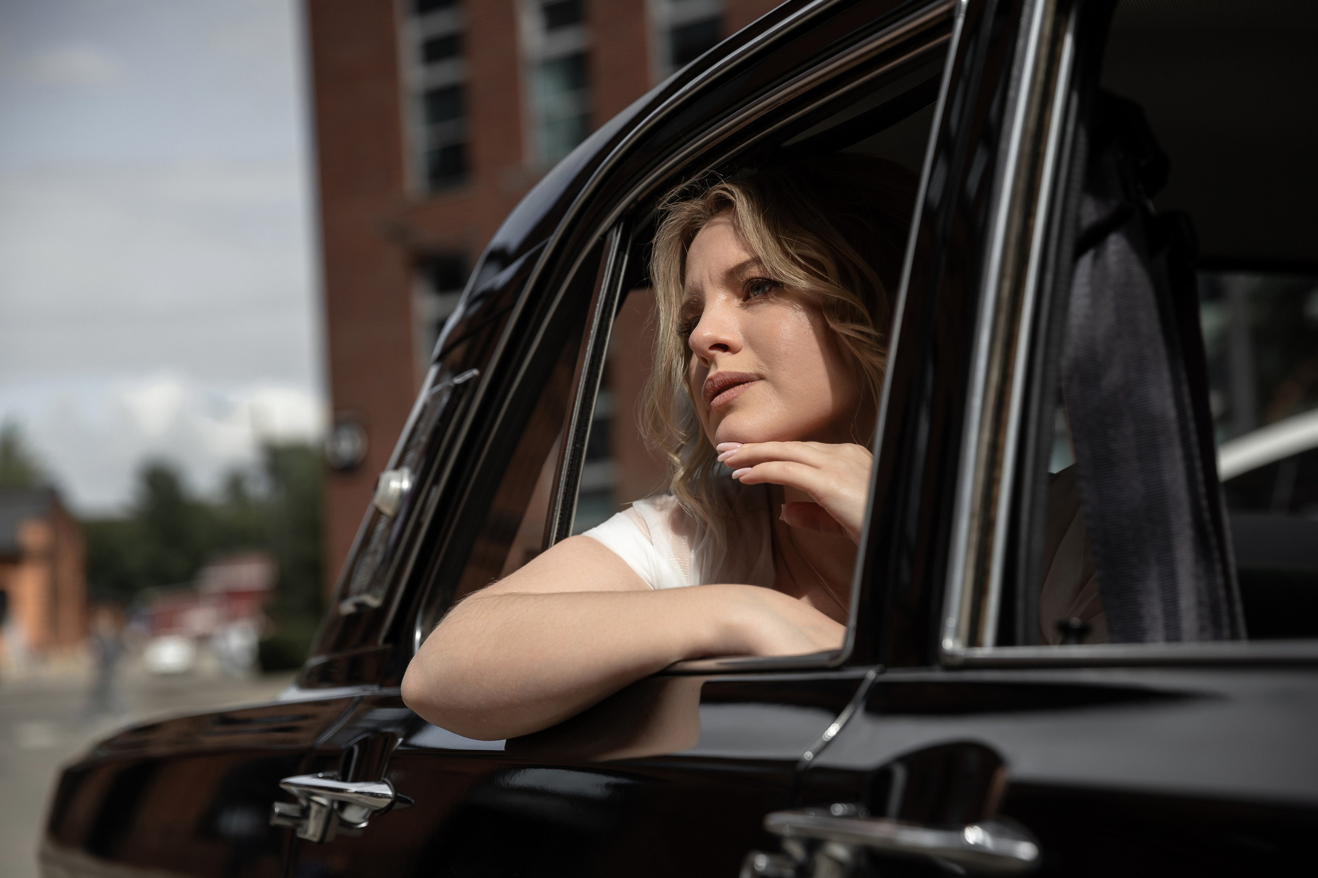 Портрет невесты в машине, свадебная фотосессия Москва, свадебный фотограф Гладков Дмитрий