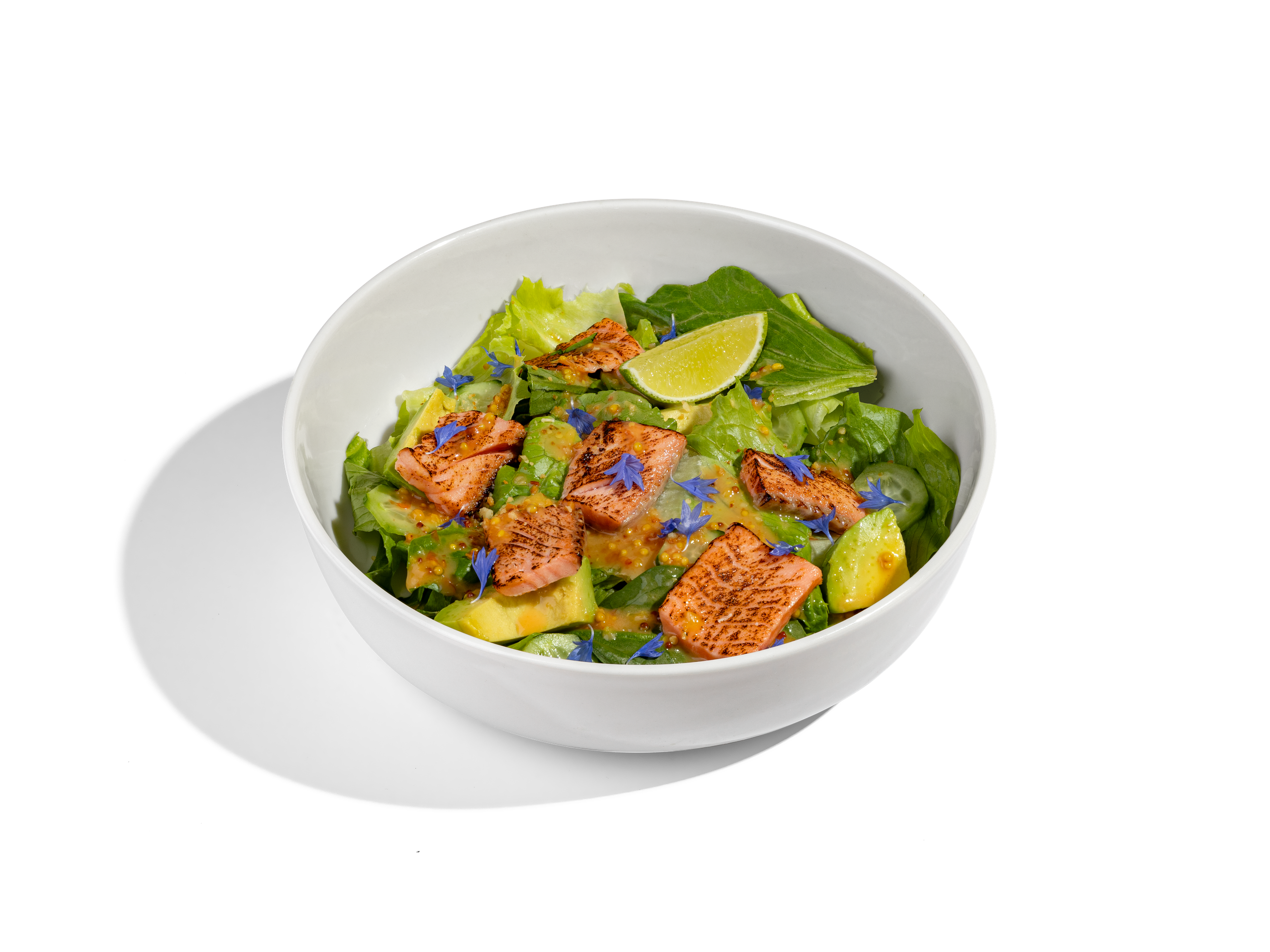 САЛАТ С ЛОСОСЕМ - ГРИЛЬ И СОУСОМ СЛАДКИЙ ЧИЛИ — 950₽. Лосось обжаренный на гриле, салат романо, мини - шпинат, огурцы, авокадо, кедровый орех, заправлен соусом сладкий чили. 