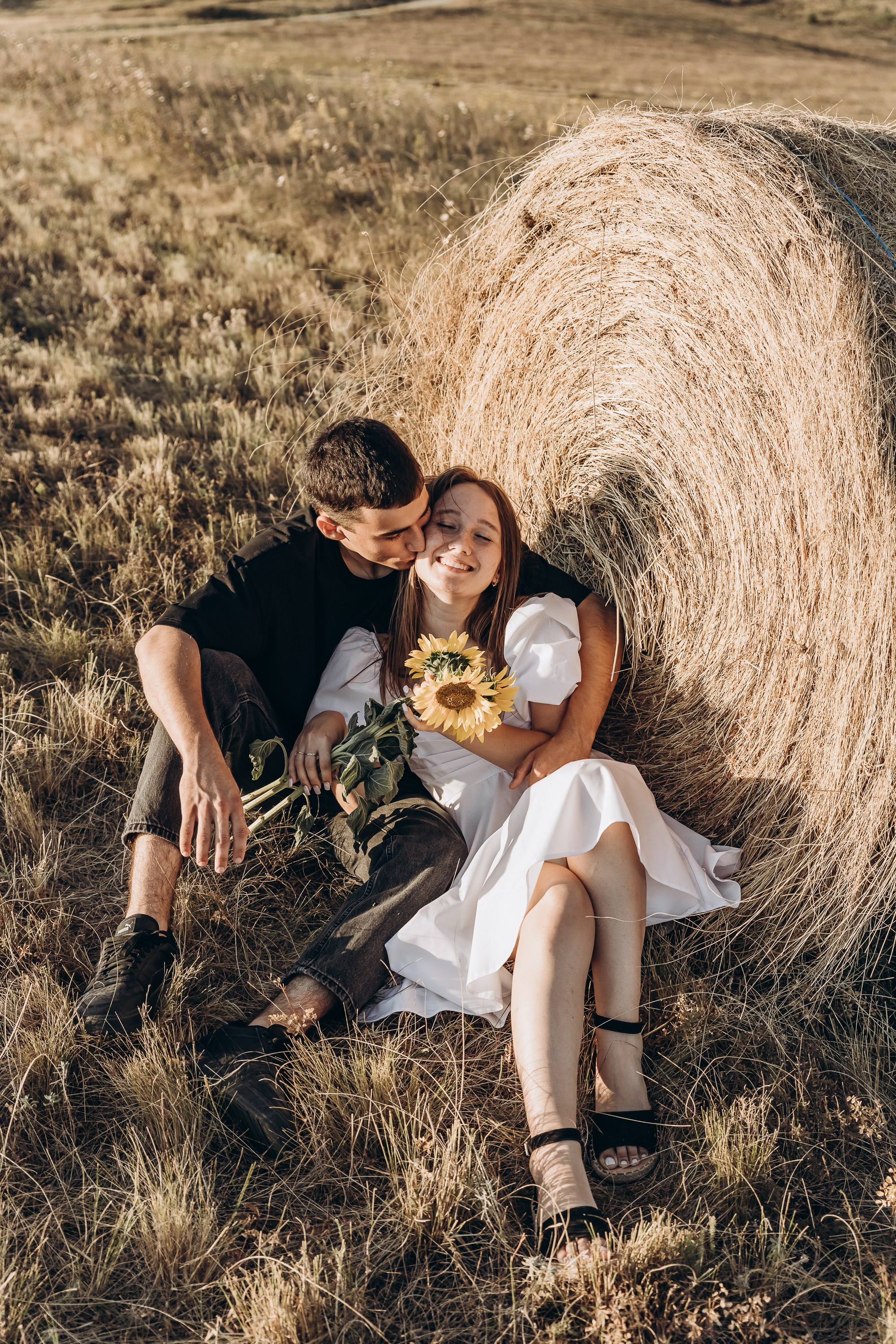 Счастливые влюбленные, смотрящие друг на друга на фоне заката