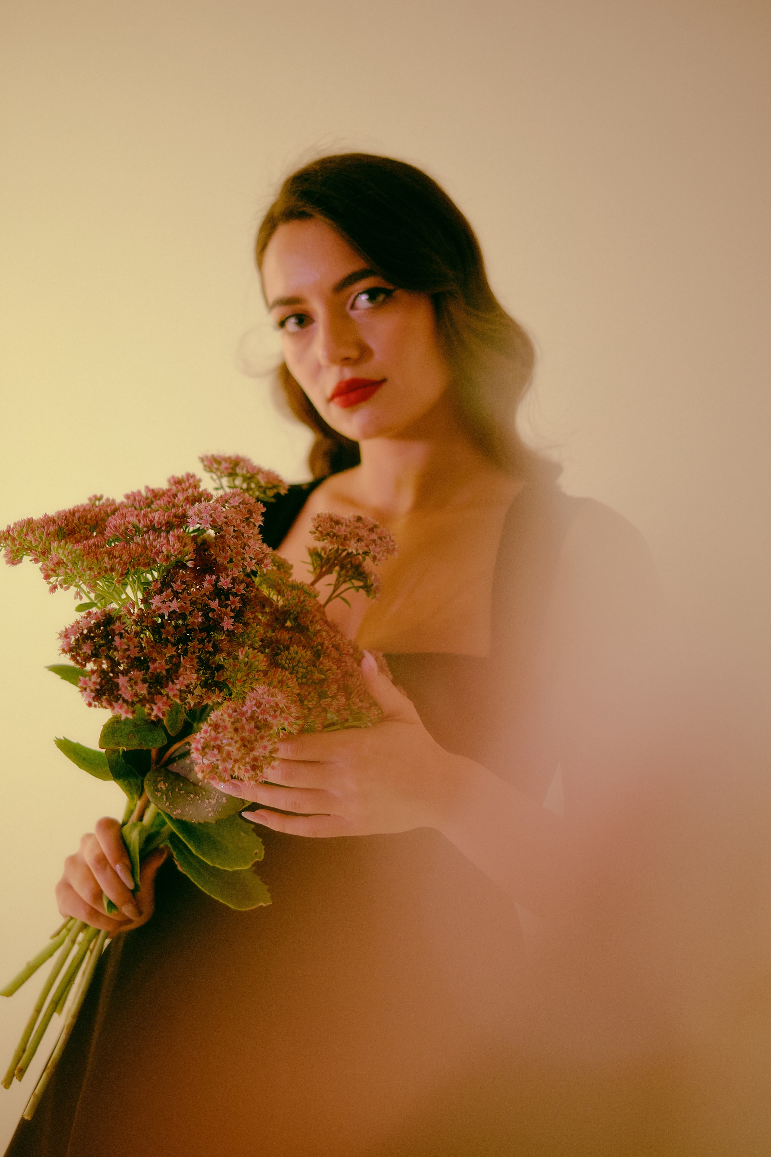 Индивидуальная фотосессия с цветами в студии. Портретный, семейный фотограф в Твери Жданова Татьяна tatzhdanov Таня