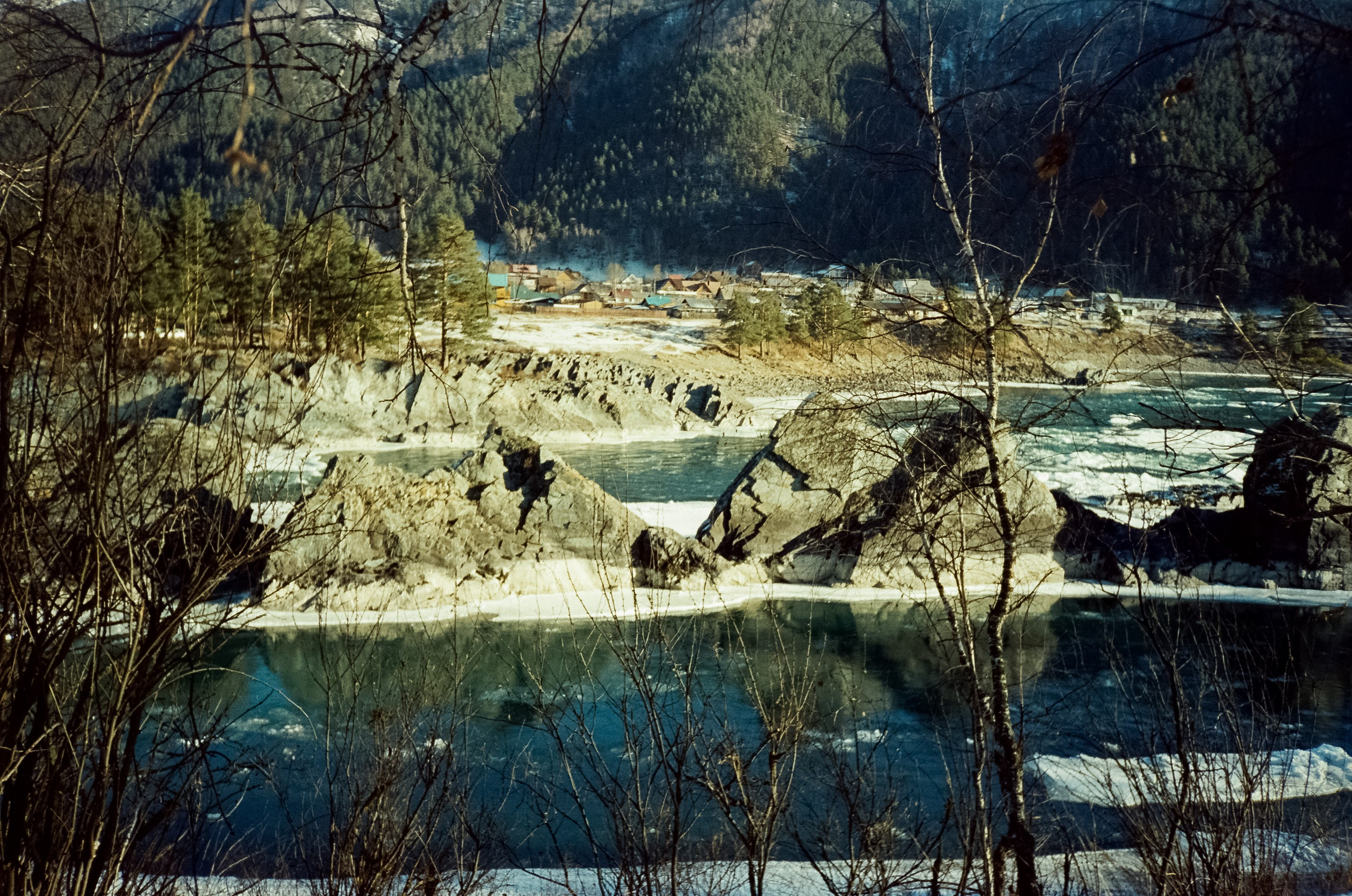 Мост над скалами Зубы Дракона и яркая синева зимней Катуни. Фотограф-документалист Мария Осокина