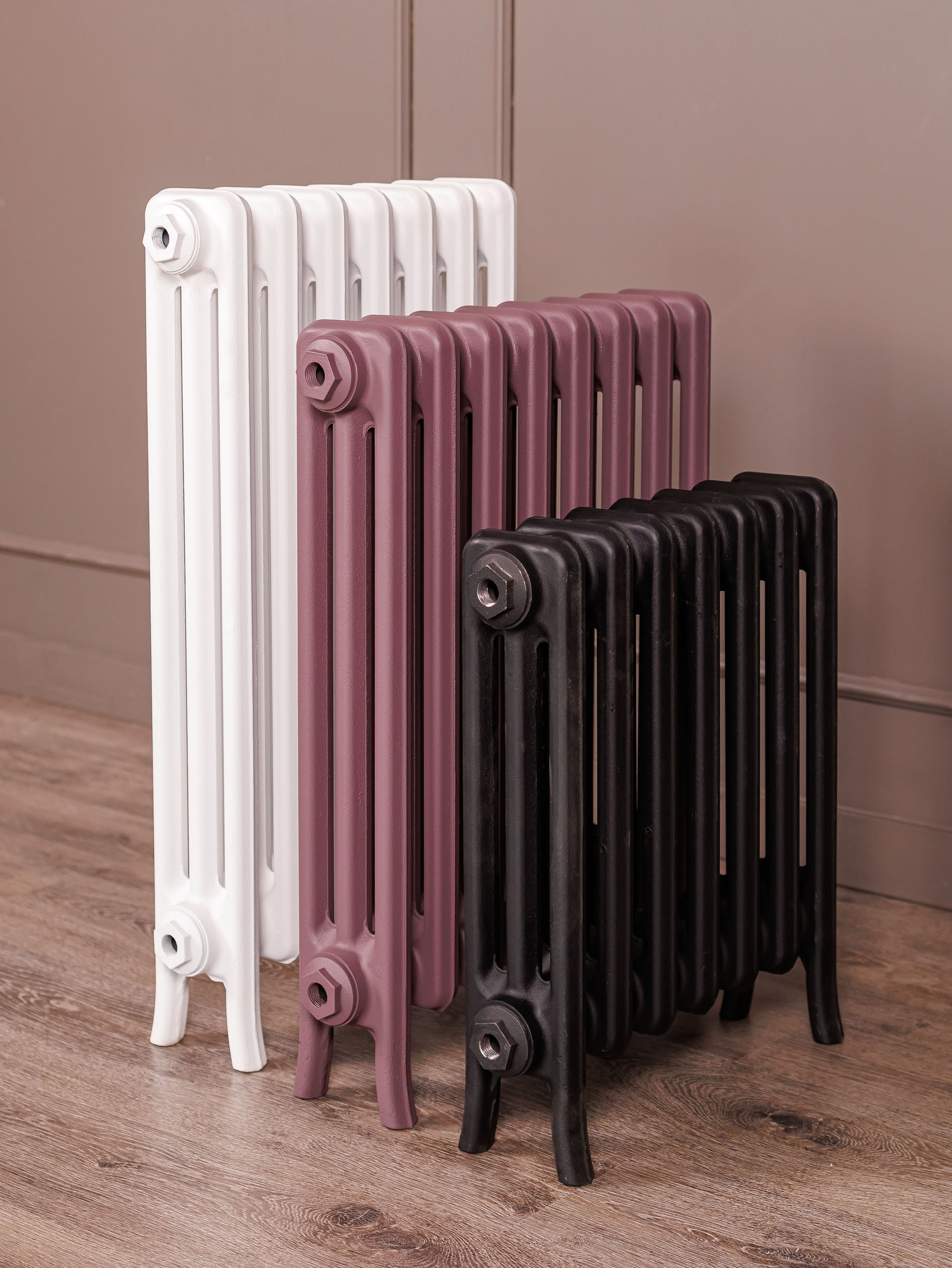 Предметные фотографии дизайнерских радиаторов отопления в стиле ретро