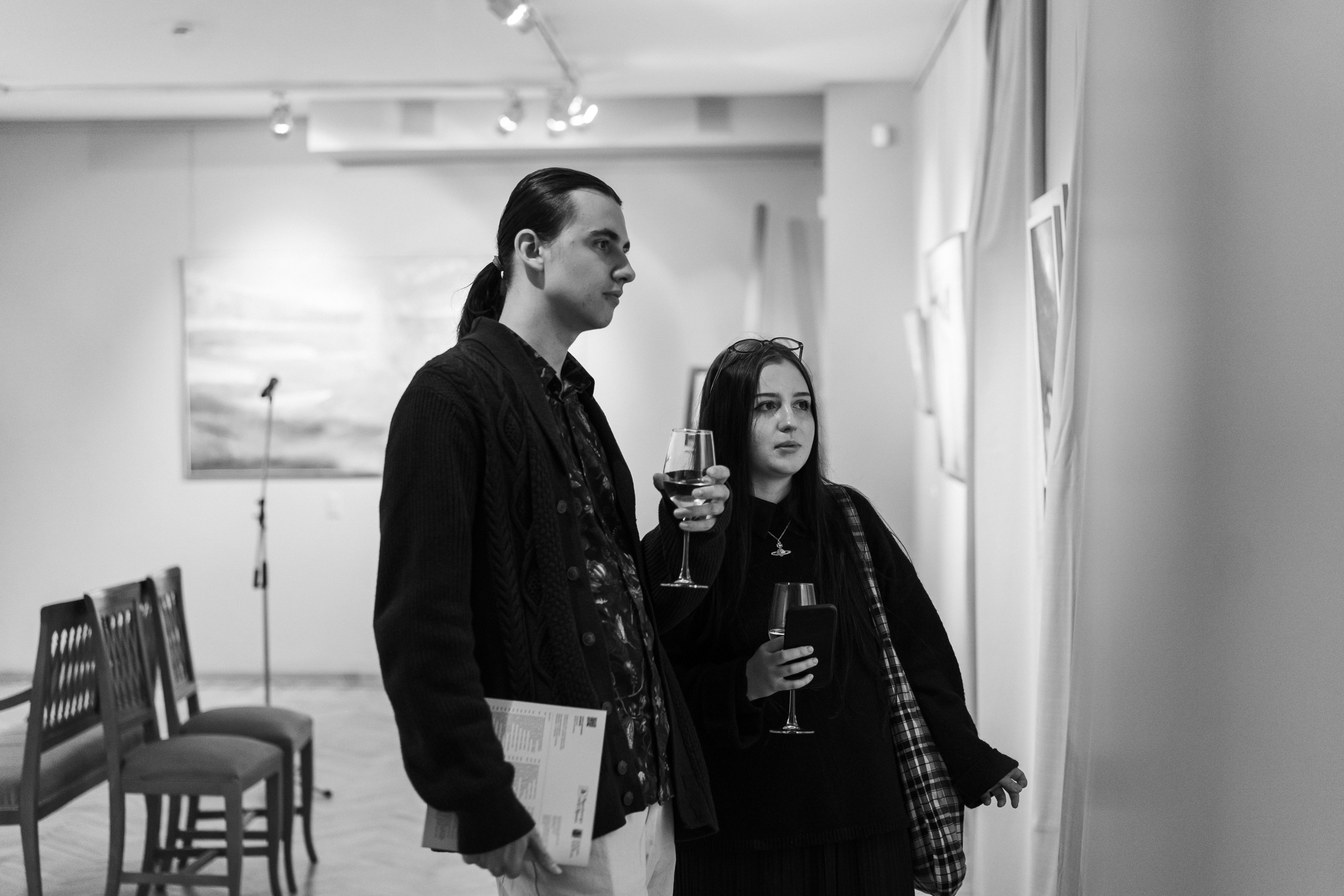 Съёмка открытия вытсавки художника Ильи Даньшина. Лиза Фирстова — самый добрый фотограф