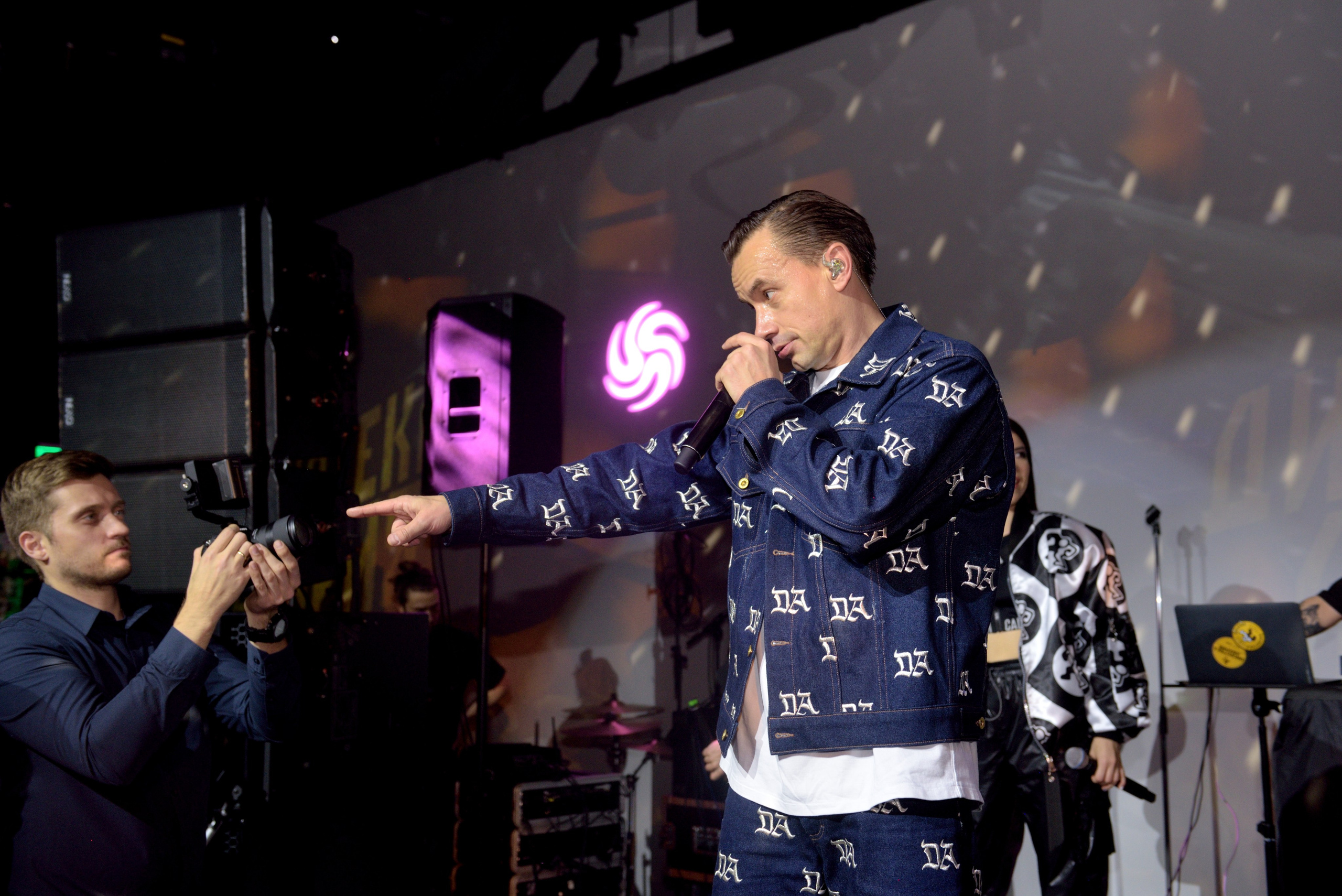 "Группа "Дискотека Авария" выступает на новогодней вечеринке".