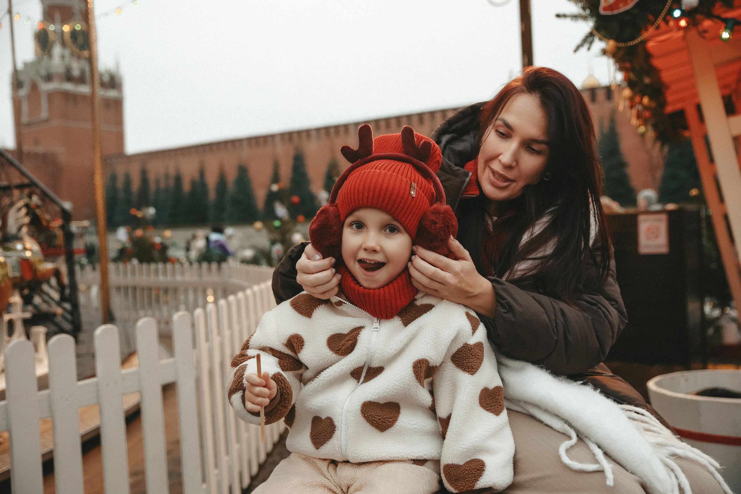 Новогодняя фотосессия на Гум ярмарка мама и дочка. Фотограф Владимир Москва