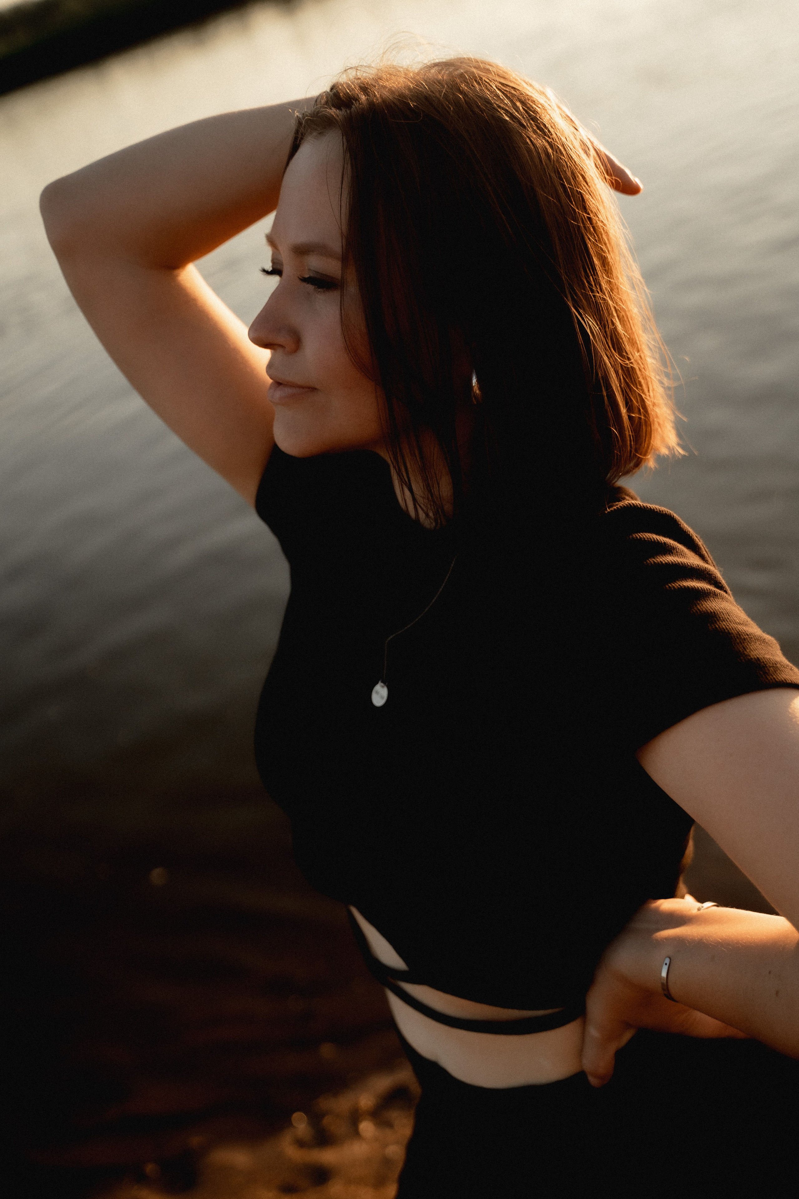 Девушки на берегу