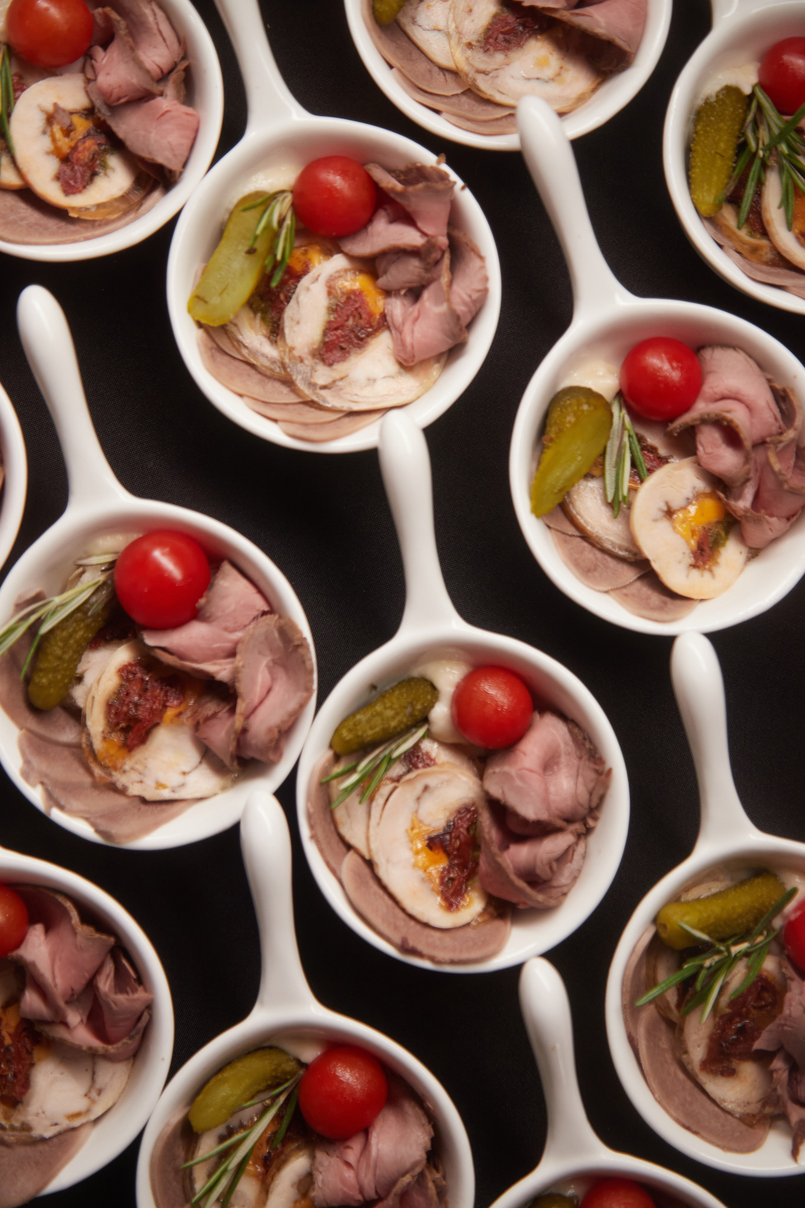 Кейтеринг  — фуд-фотография: Закуски и канапе с зеленью