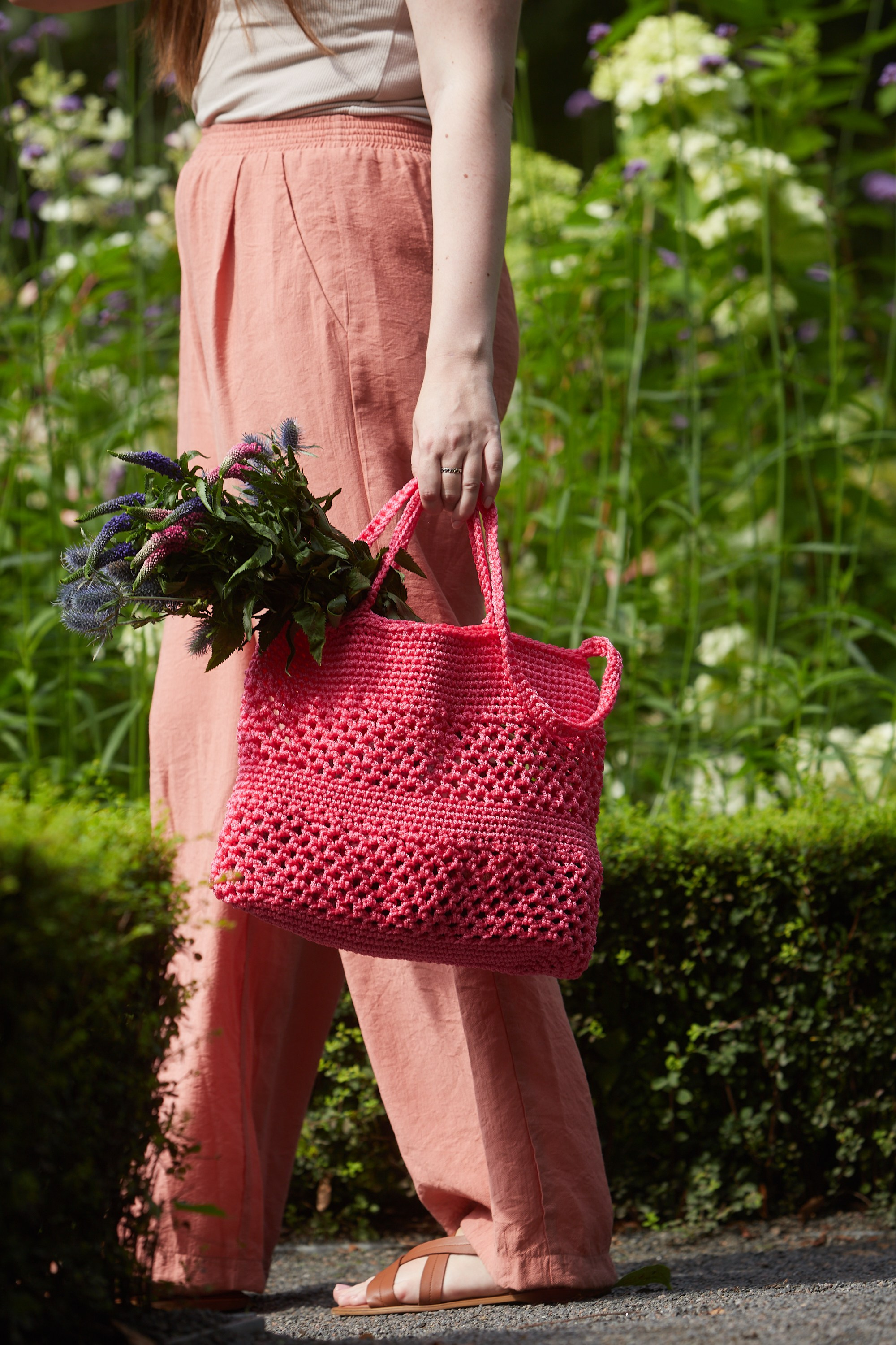 Предметная фотосессия розовой сумки ручной работы.