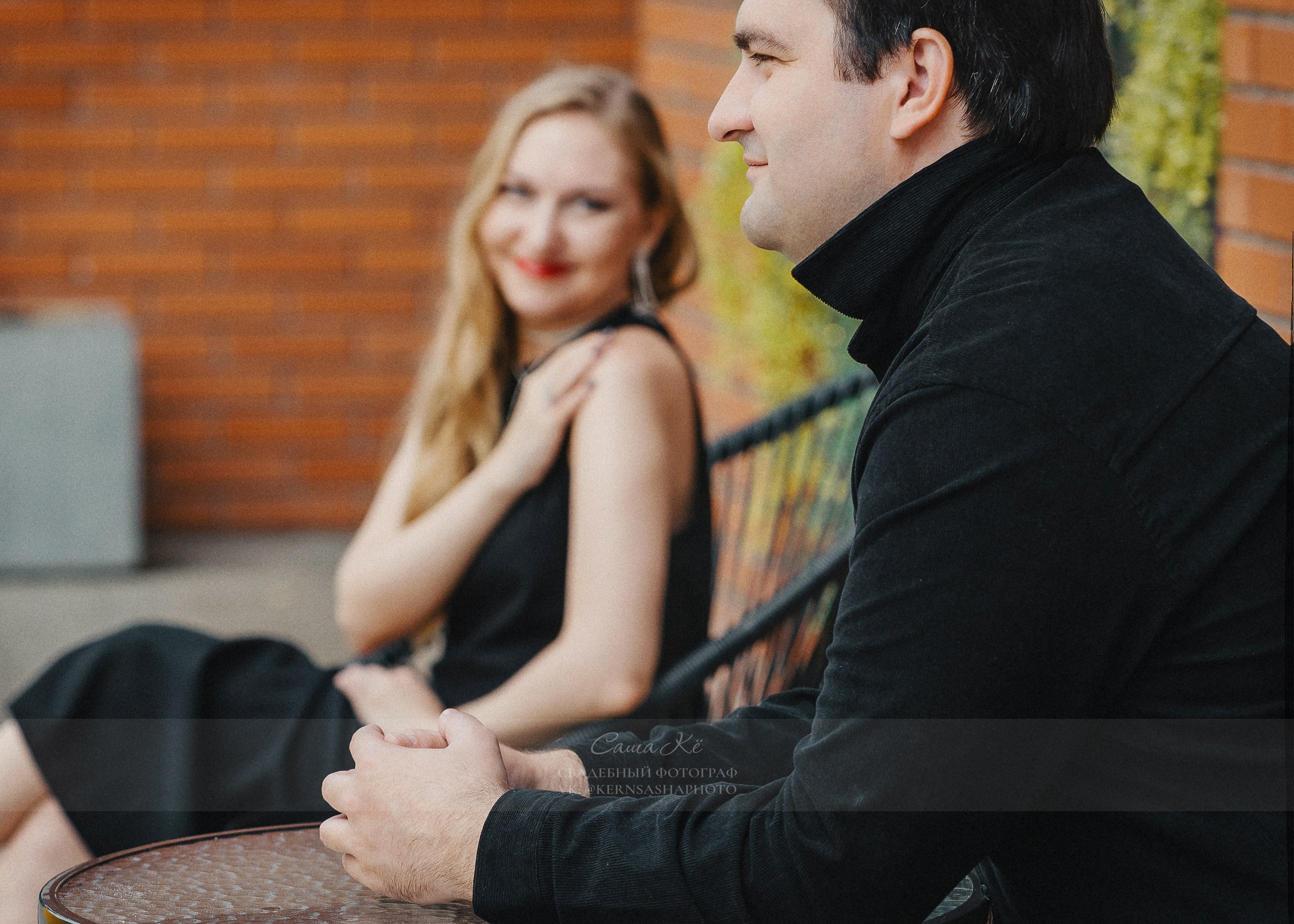 Пара обнимается на фоне осеннего парка