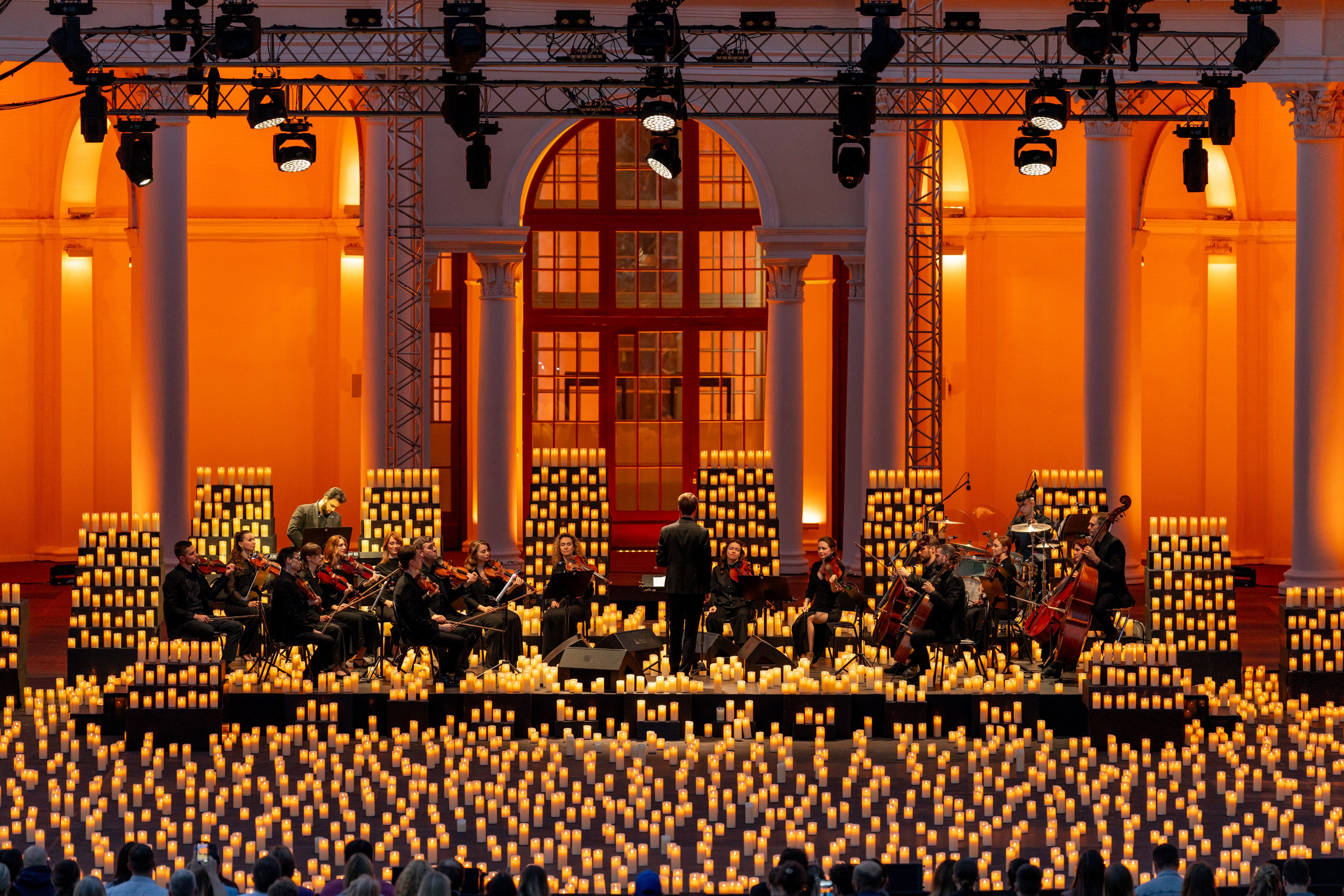 Симфонический оркестр Lumisfera при свечах. Фотограф Никита Комаров