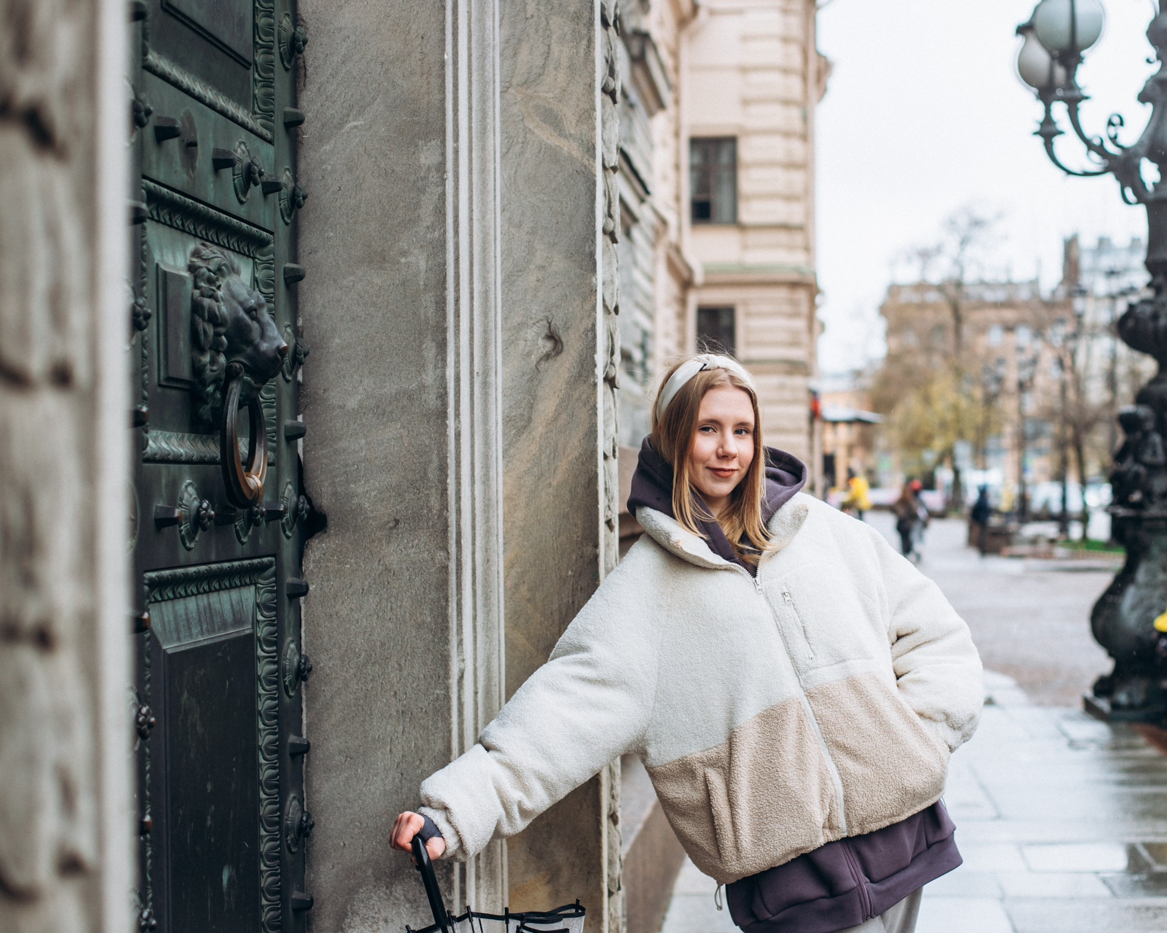 Маша в мае. Фотопрогулка в Петербурге. Индивидуальный и семейный фотограф в Санкт-Петербурге