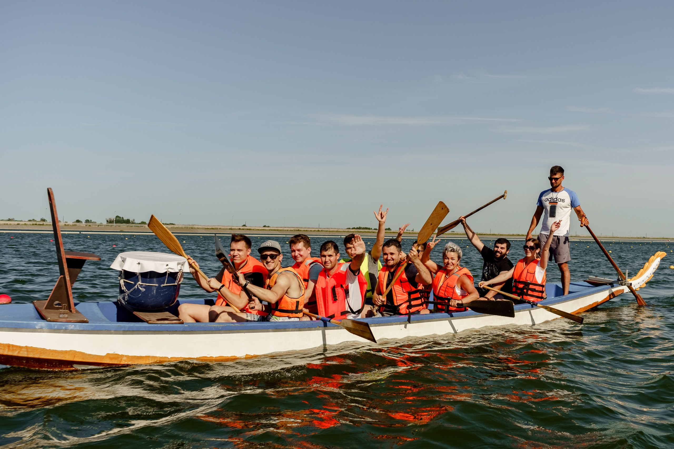 Соревнования на лодках-драконах. Студия событий ДЕЙЗИ. Организация мероприятий. Свадебное агентство в Ростове-на-Дону. Свадебный организатор. Организация свадьбы под ключ