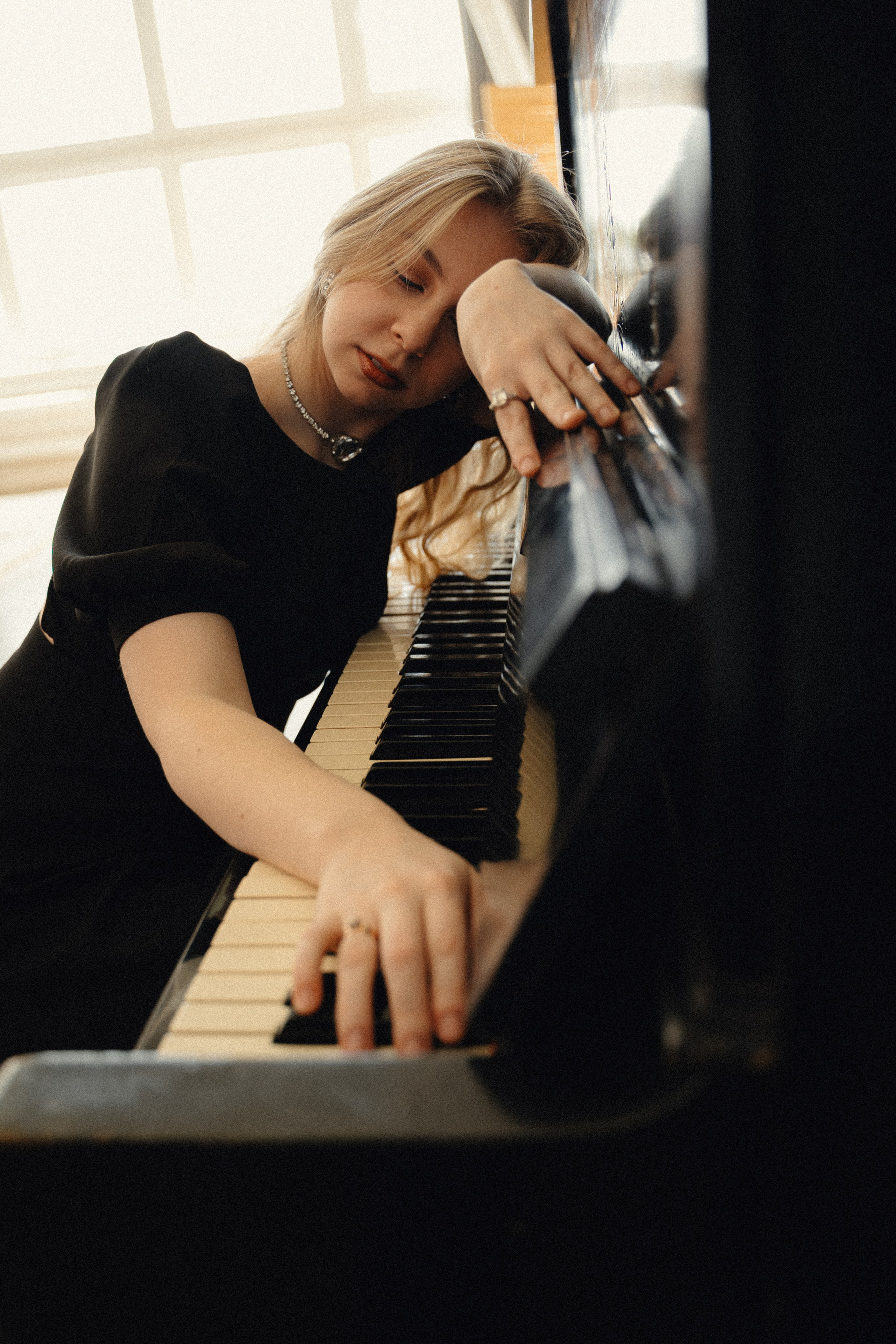 Александра пианистка. Главная