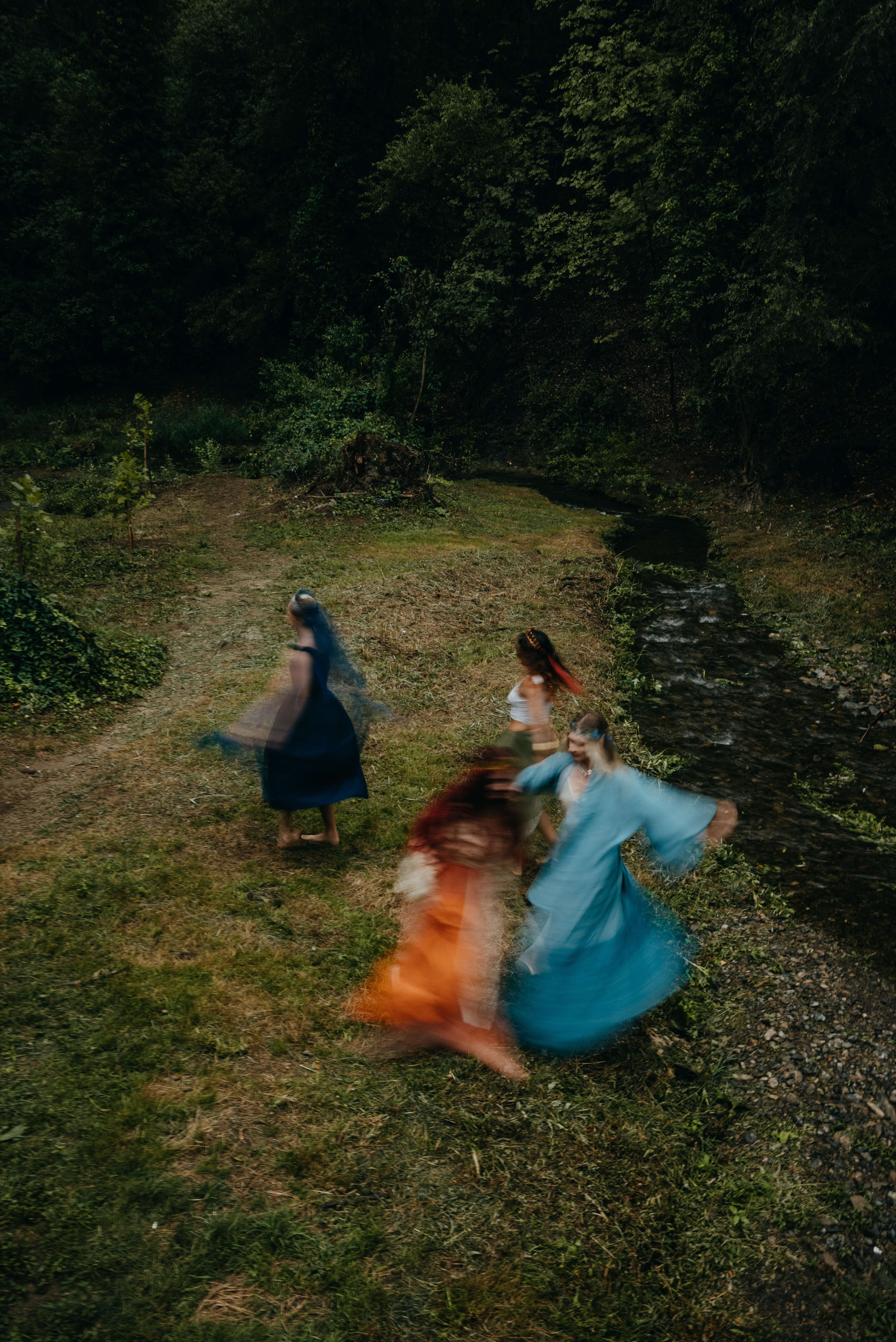 Съемка для бренда славянских украшений в лесу. Портретный и свадебный фотограф в Тбилиси • xeniqo