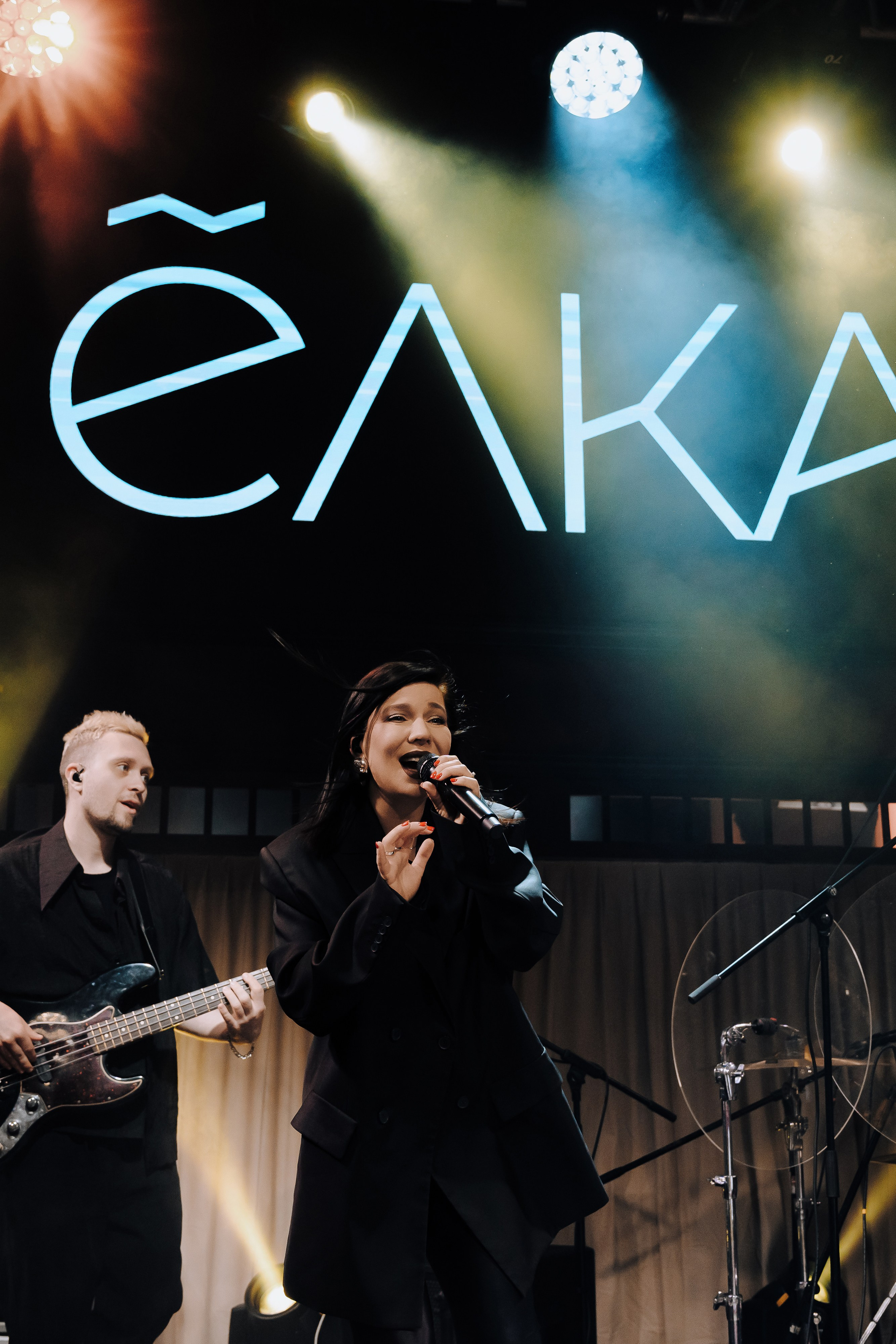 20 ЛЕТ МЕГАПОЛИС ЧЕЛЯБИНСК ХЕДЛАЙНЕР ЕЛКА. Репортажный фотограф Зуев Роман г. Челябинск