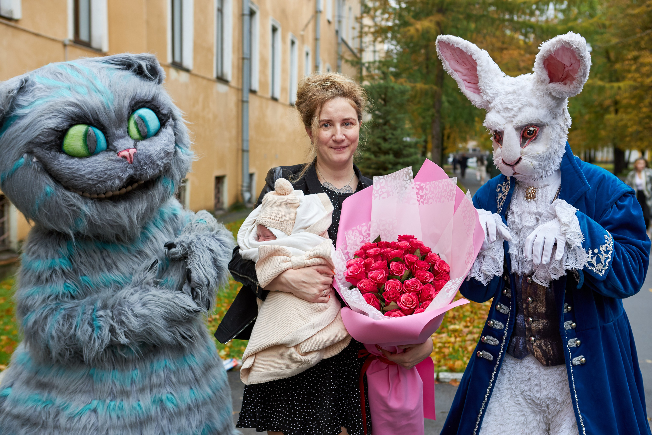 Фотосъемка выписки из роддома по мотивам Алисы в стране чудес