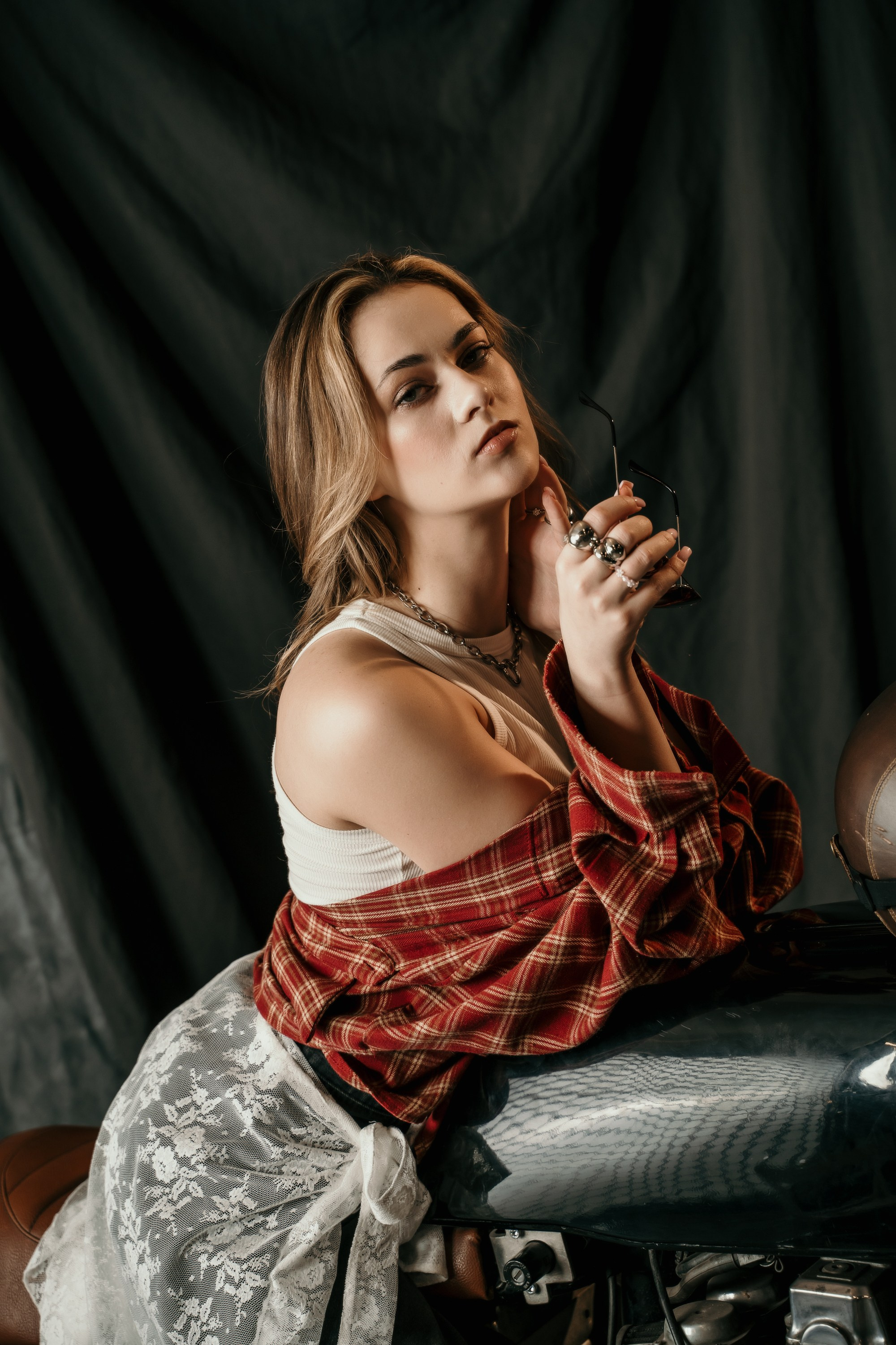 Фотосессия с мотоциклом в студии в Санкт-Петербурге. Свадебный, семейный, портретный, репортажный фотограф в Санкт-Петербурге