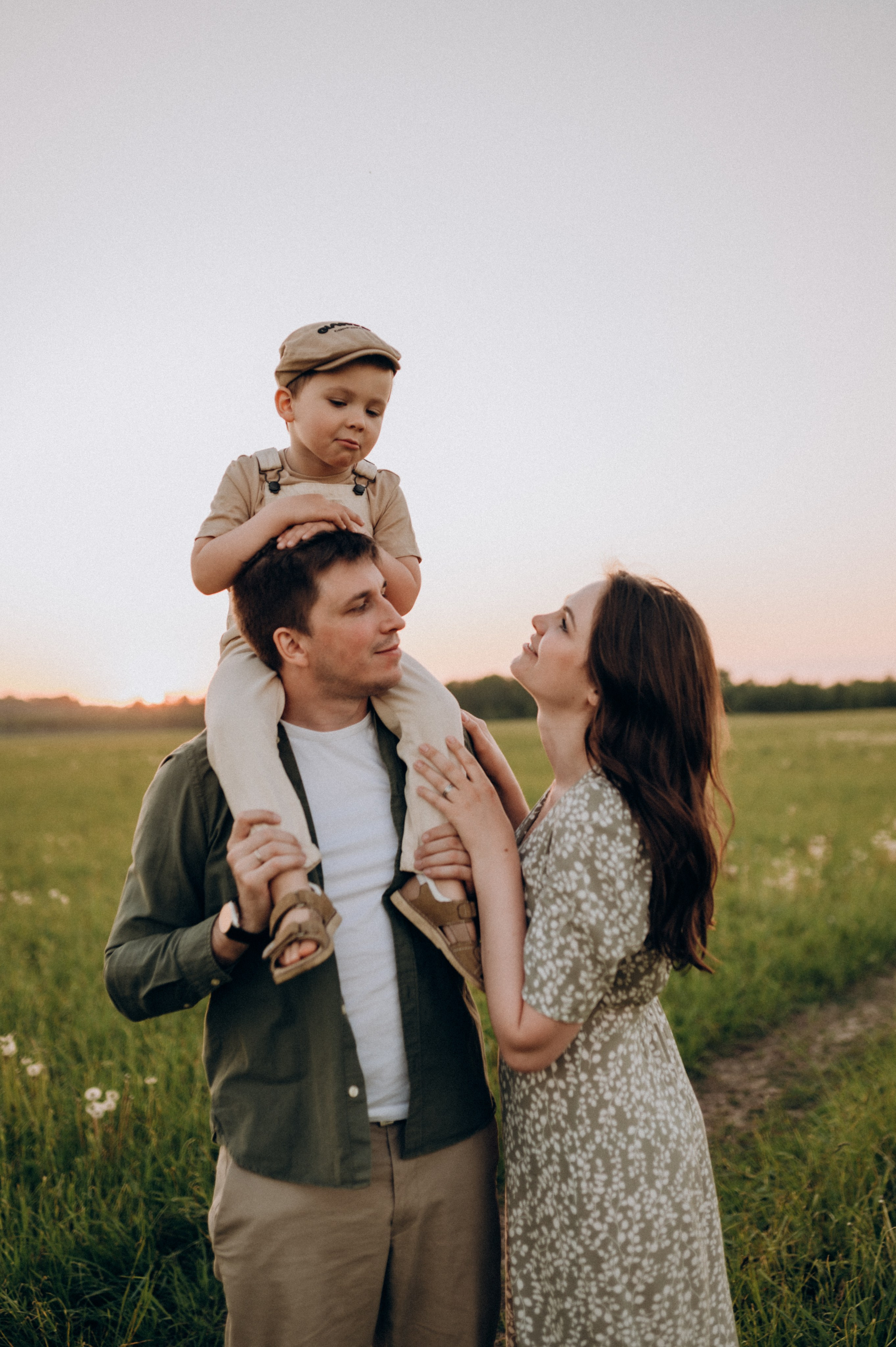 С машиной. Семейный фотограф Нагорнова Виктория