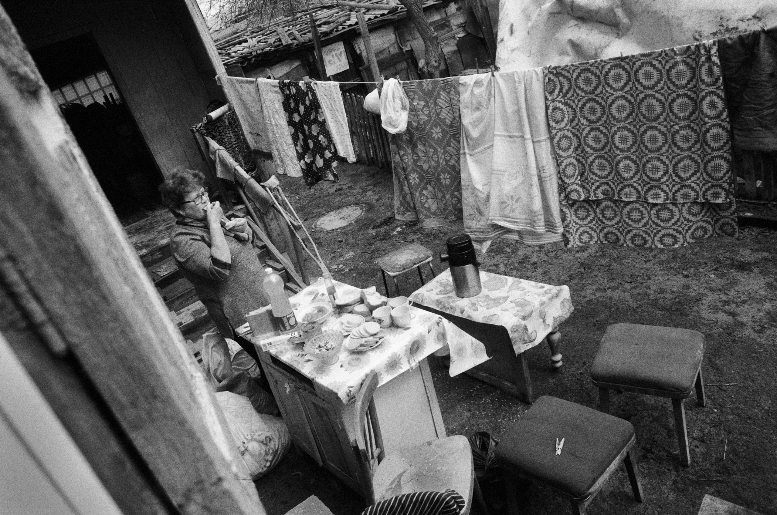 Татьяна пьет чай во дворе родительского дома | 14.04.2024 / г. Орск