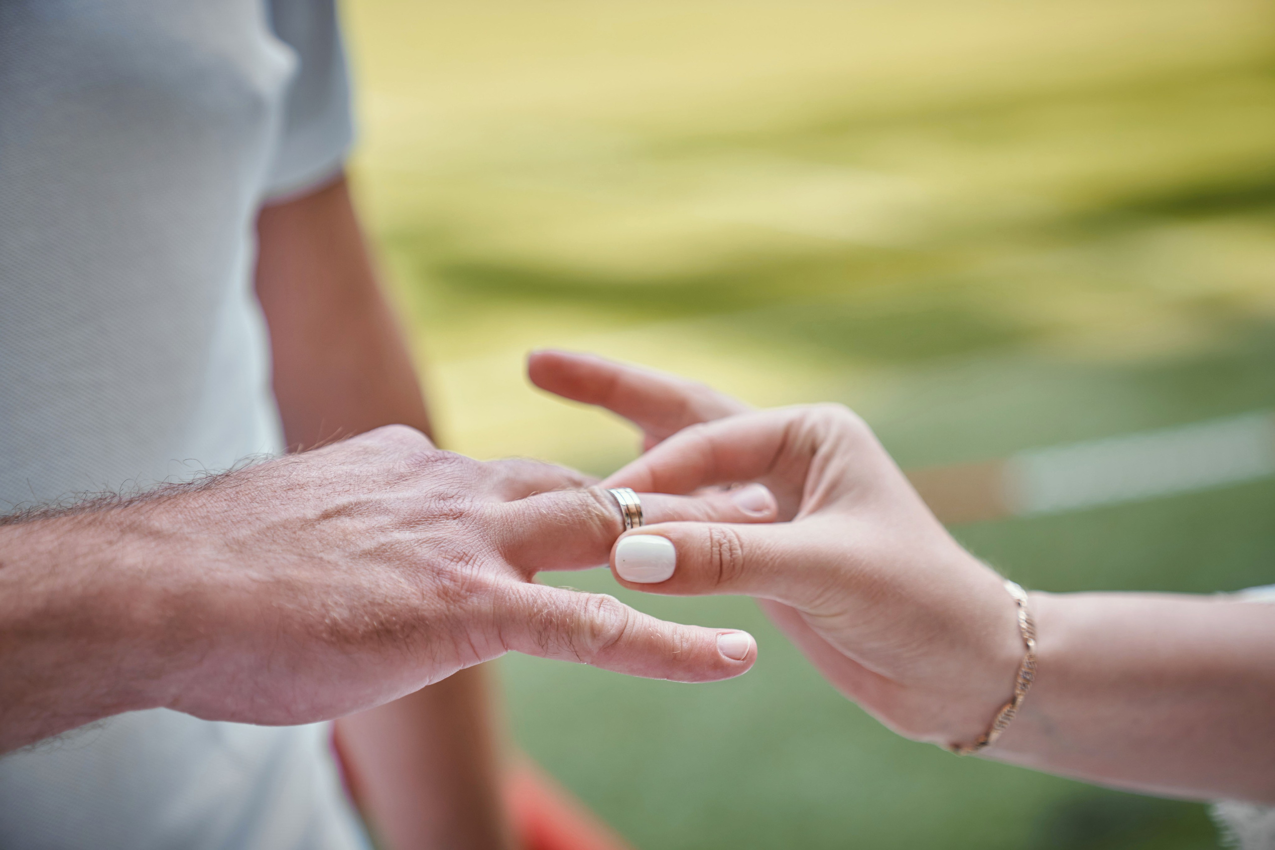 невеста надевает жениху обручальное кольцо на безимянный палец