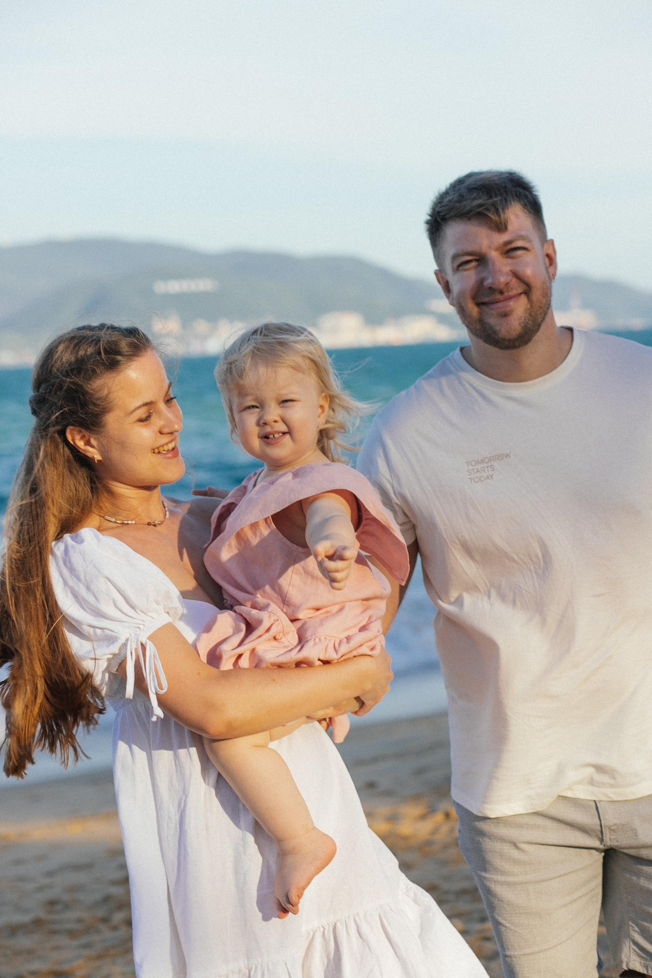 Вика и Влад с Соней на пляже. Главная