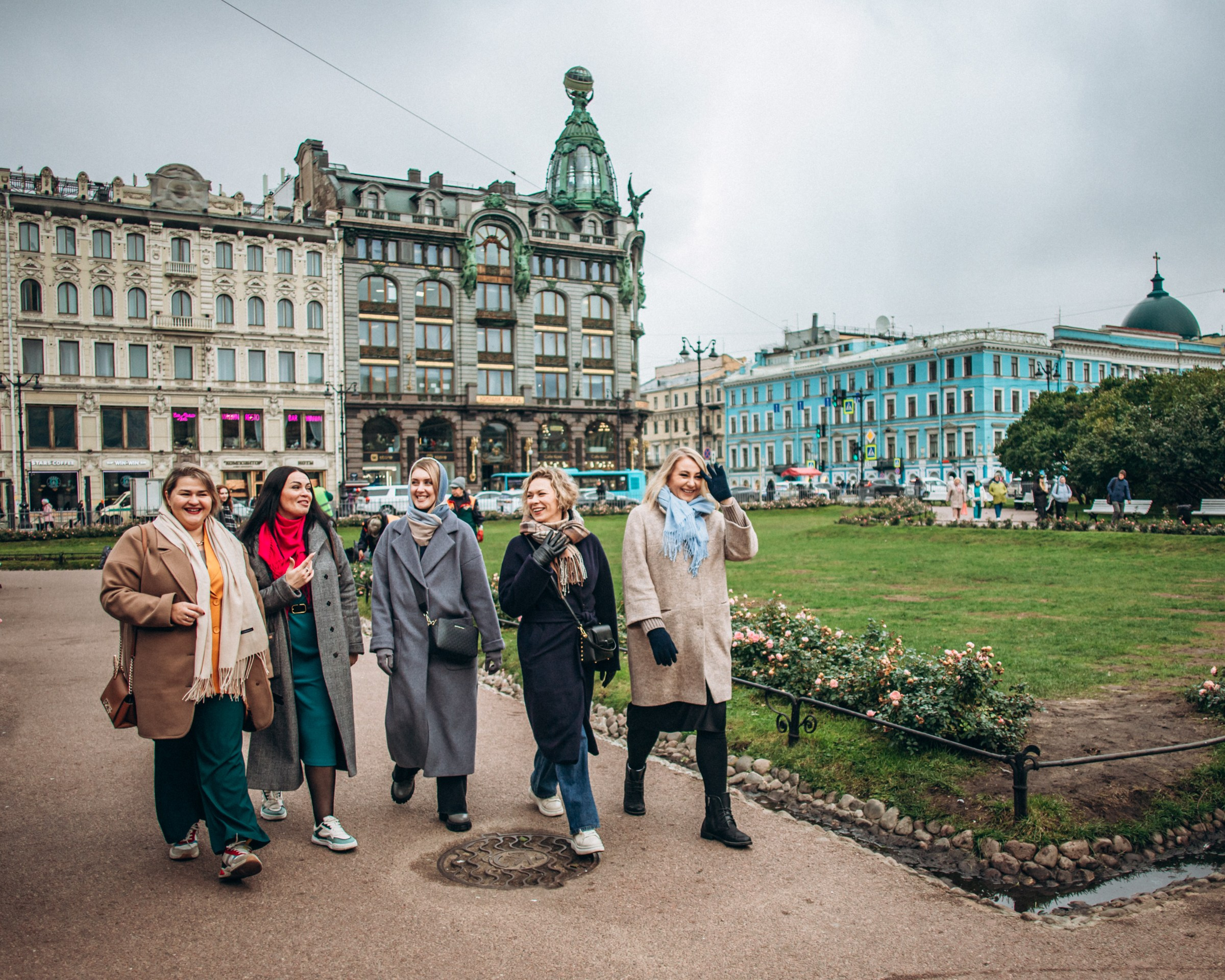 Маргарита с подругами в октябре. Фотопрогулка в Петербурге. Индивидуальный и семейный фотограф в Санкт-Петербурге