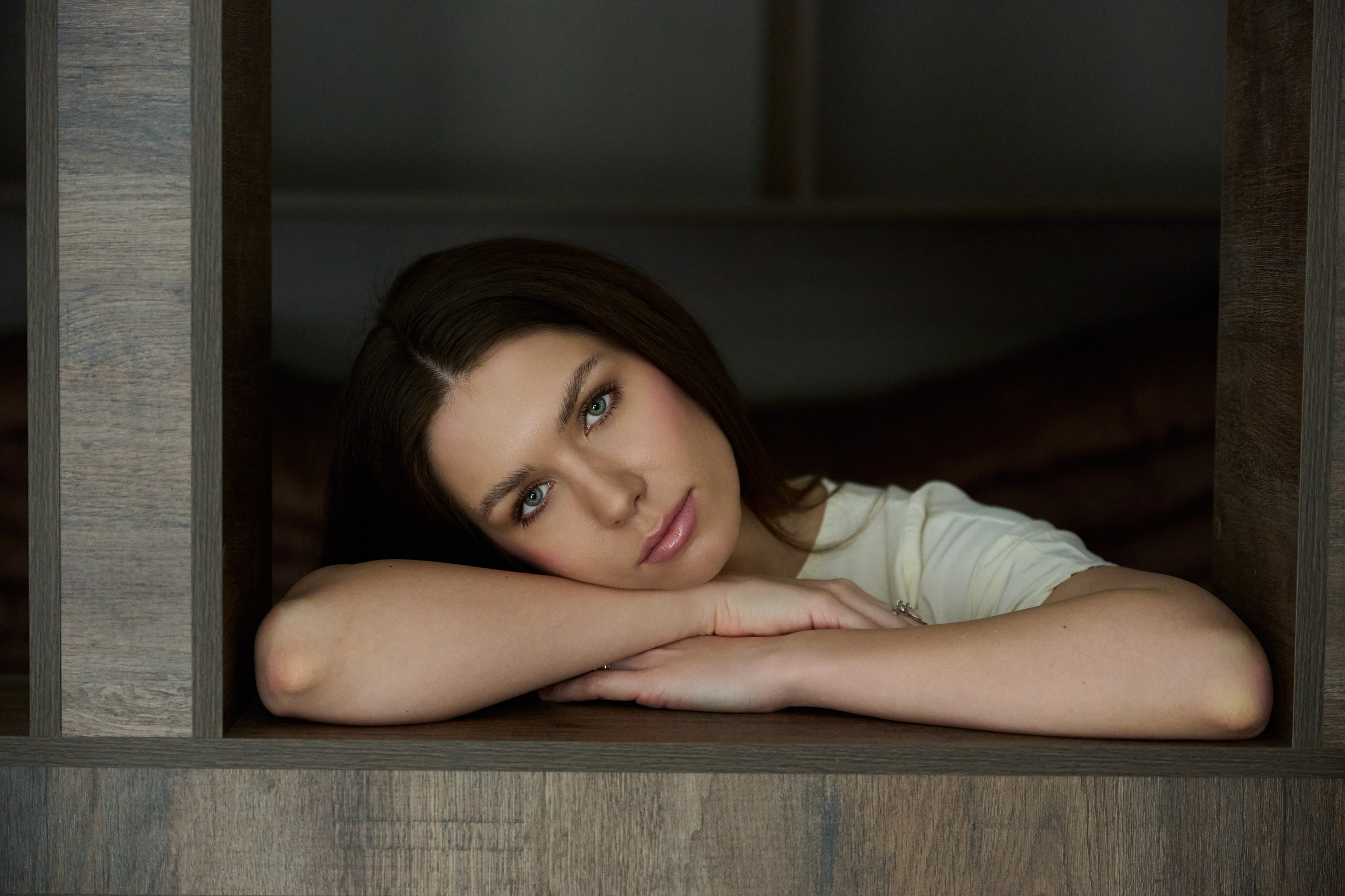 Тихая женская фотография — съёмка без ролей и позирования, где важнее состояние, чем образ