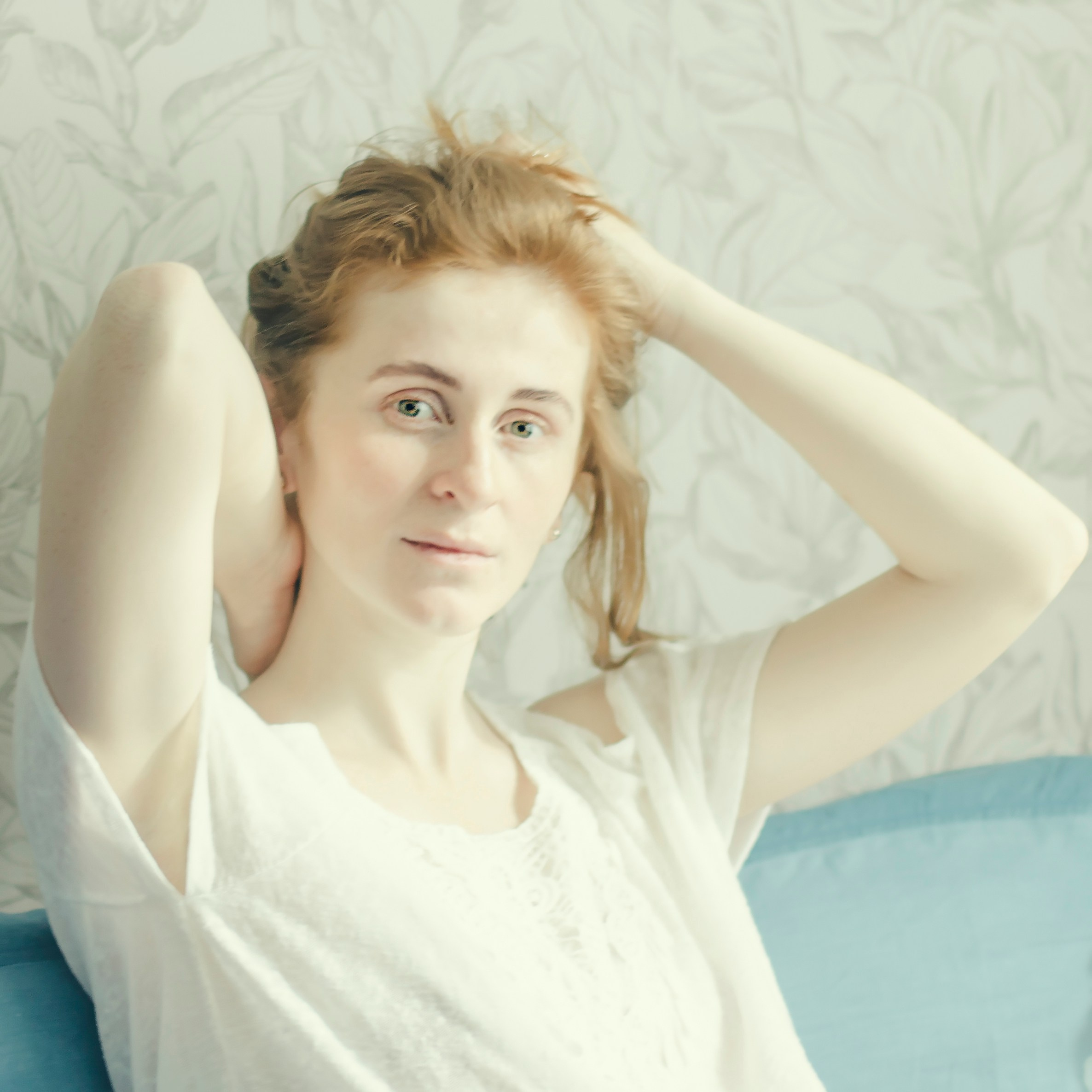 Стильная молодая женщина с рыжими волосами и зелёными глазами