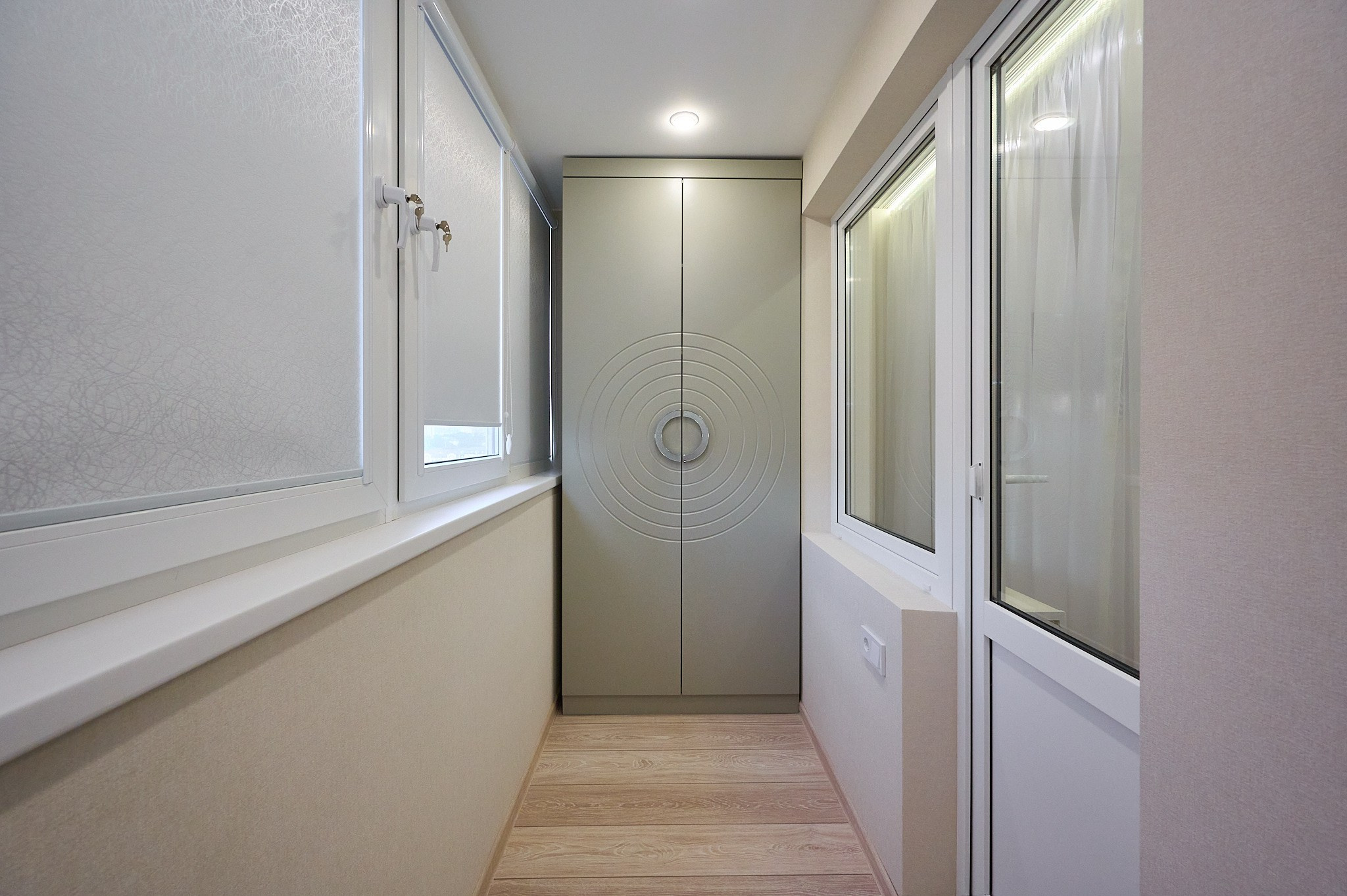 балкон светлые оттенки шкаф 