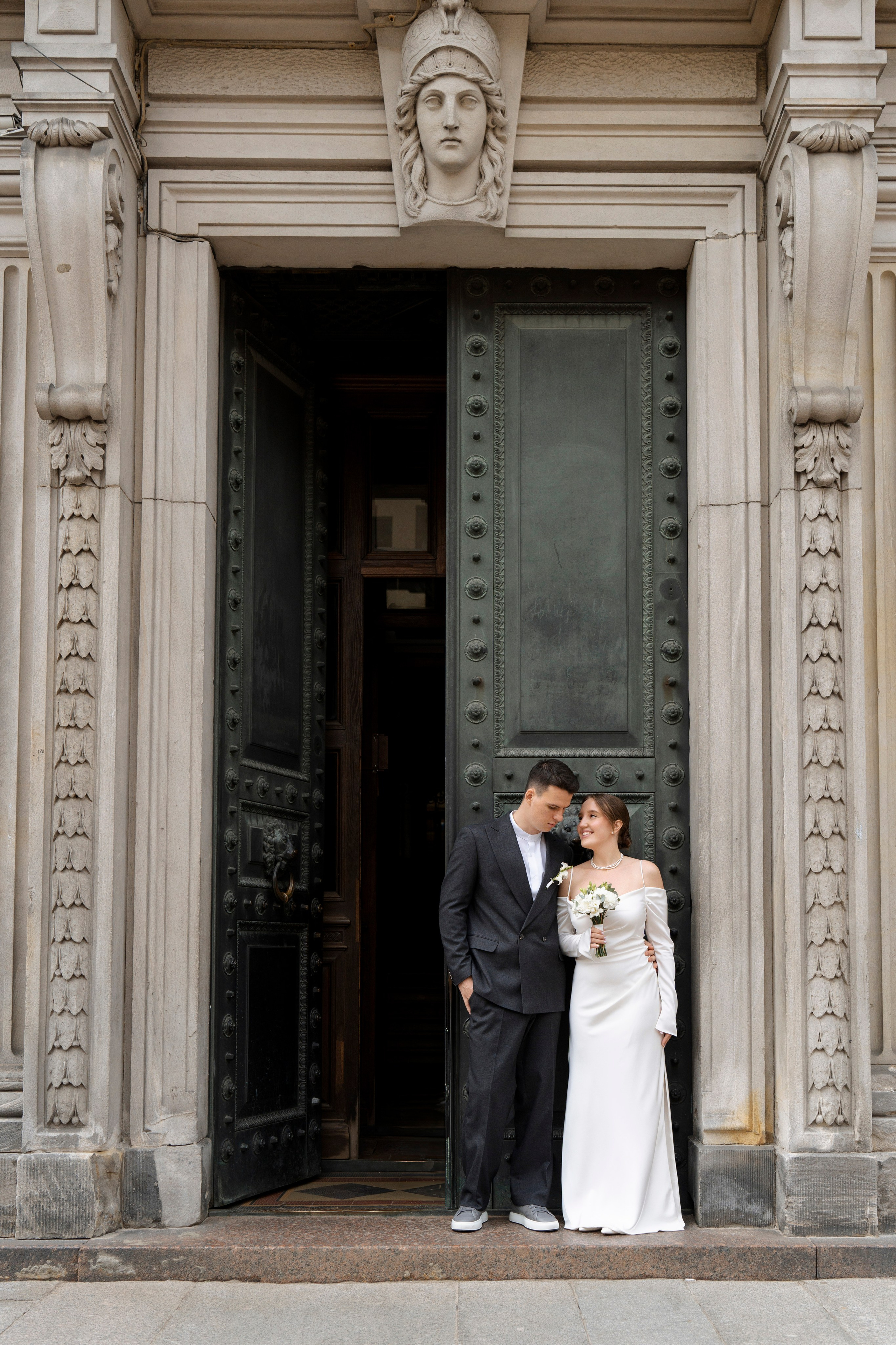 Лёня и Юля. Питер. От утра в отеле до вечеринки в ресторане на заливе. Цифра и плёнка. Свадебный фотограф Катерина Чулкова