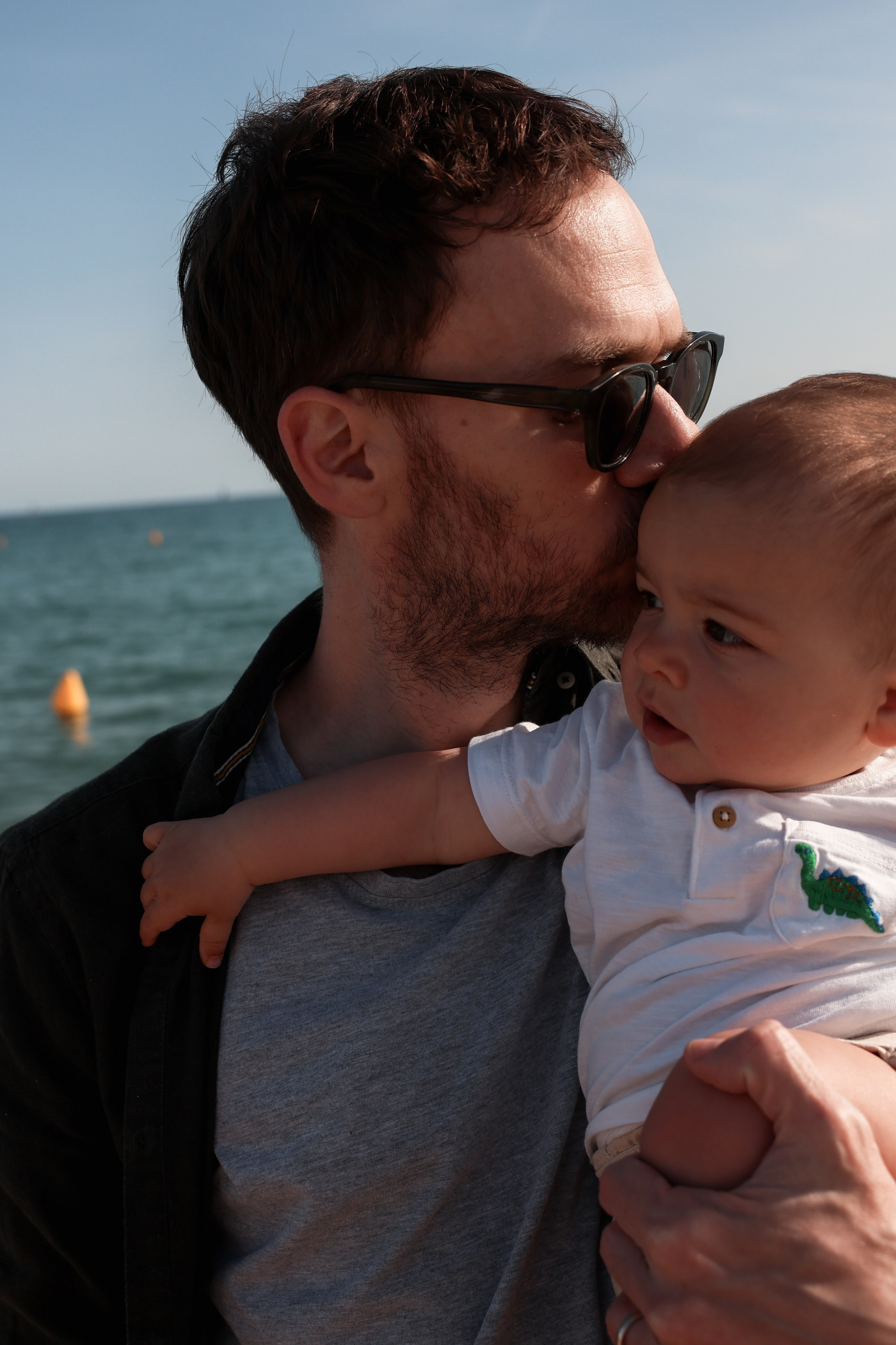 Family pizza at the sea. Natalia Zhuravleva|family, newborn, maternity photographer in Barcelona