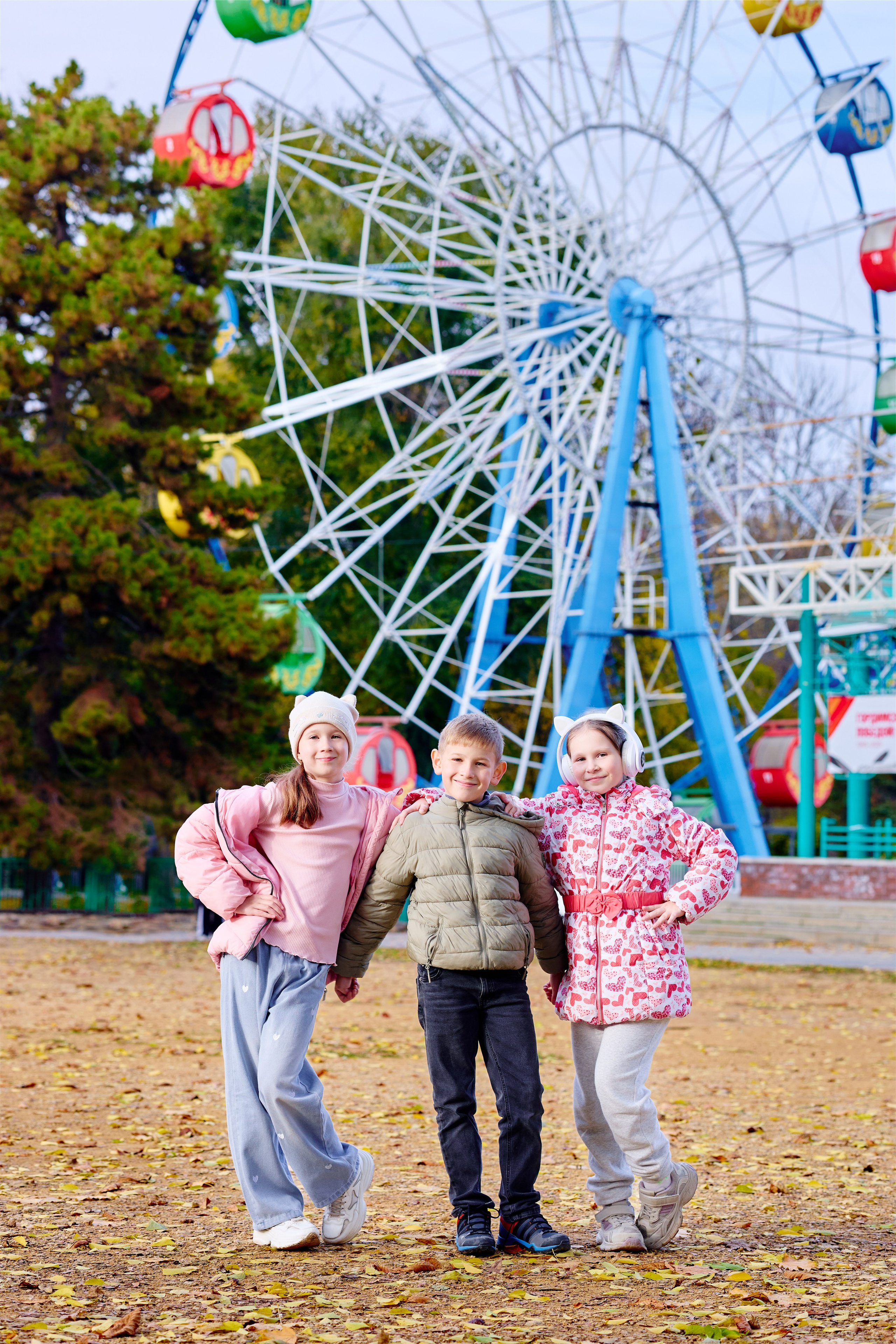 Прогулка в парке классом. Фотограф Выпускные альбомы Таганрог Сергей Коробченко